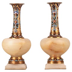 Paire de vases néoclassiques du XIXe siècle en bronze et émail champlevé d'onyx, France