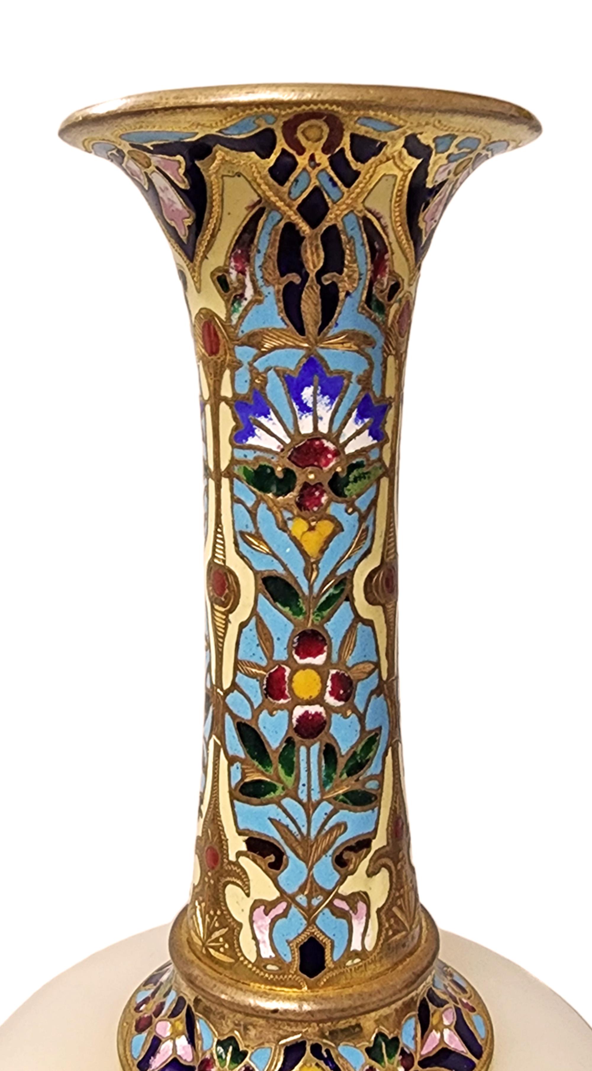 Paire de vases néoclassiques en bronze et émail champlevé d'onyx du XIXe siècle, France Bon état - En vente à North Miami, FL