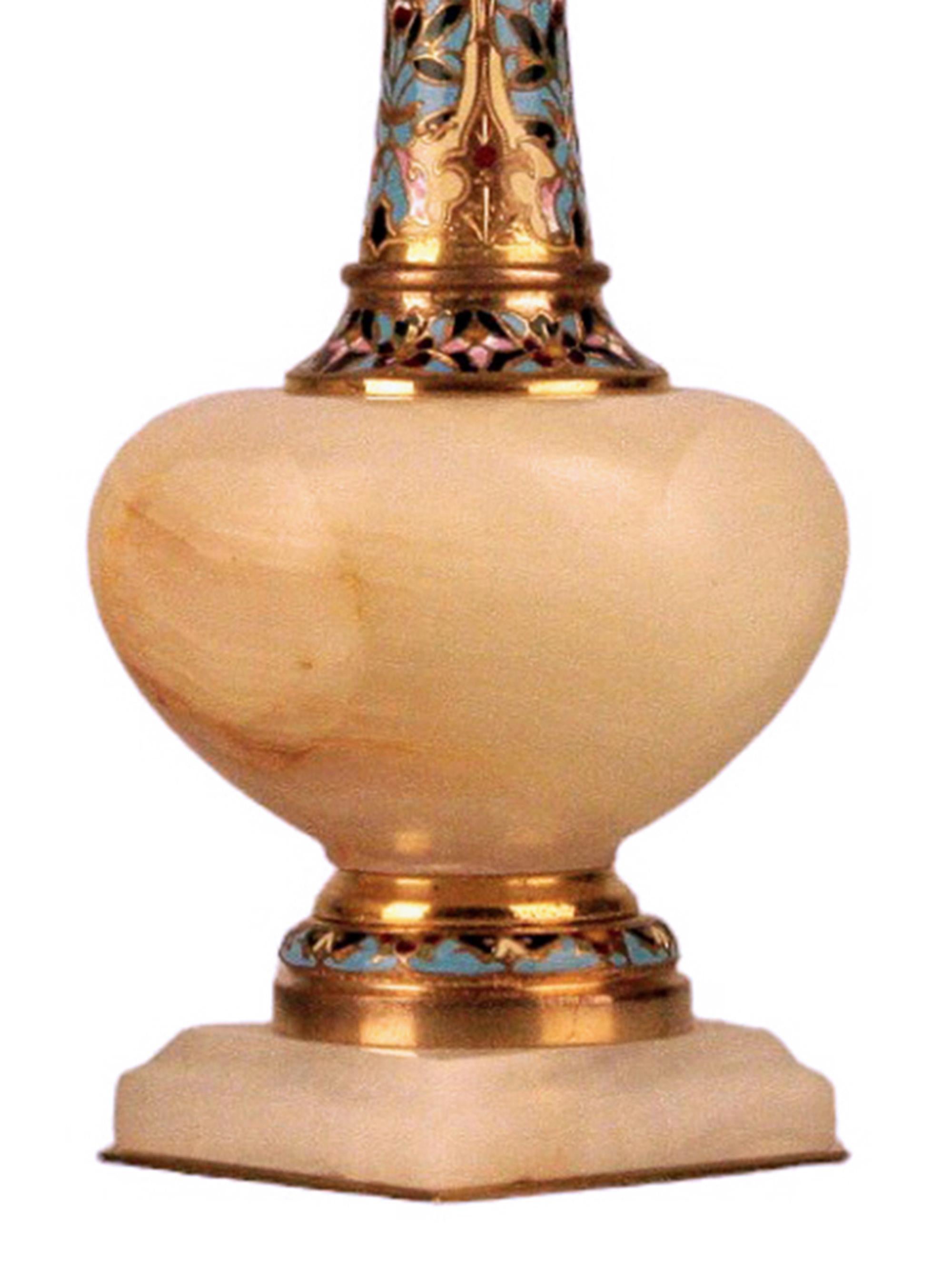 Métal Paire de vases néoclassiques en bronze et émail champlevé d'onyx du XIXe siècle, France en vente