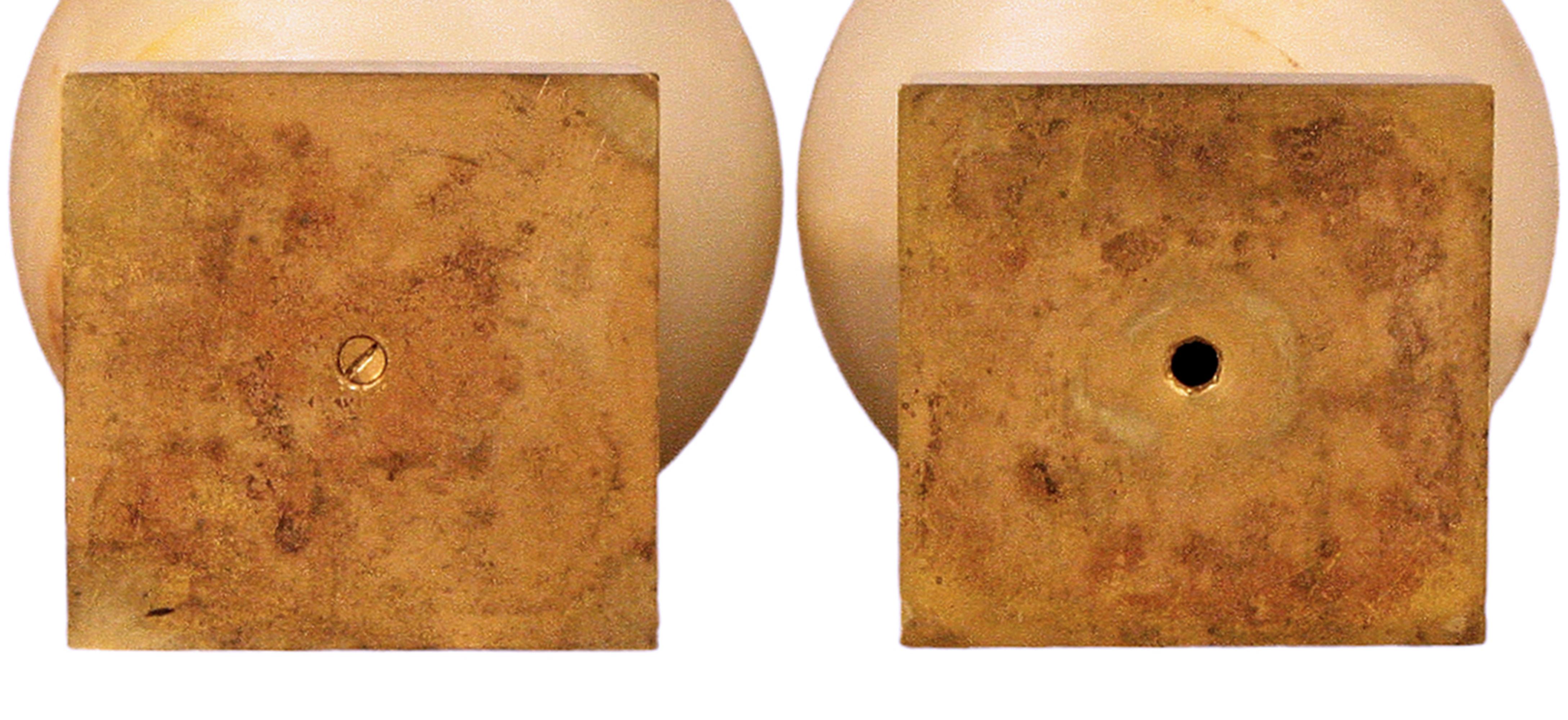 Paire de vases néoclassiques en bronze et émail champlevé d'onyx du XIXe siècle, France en vente 2