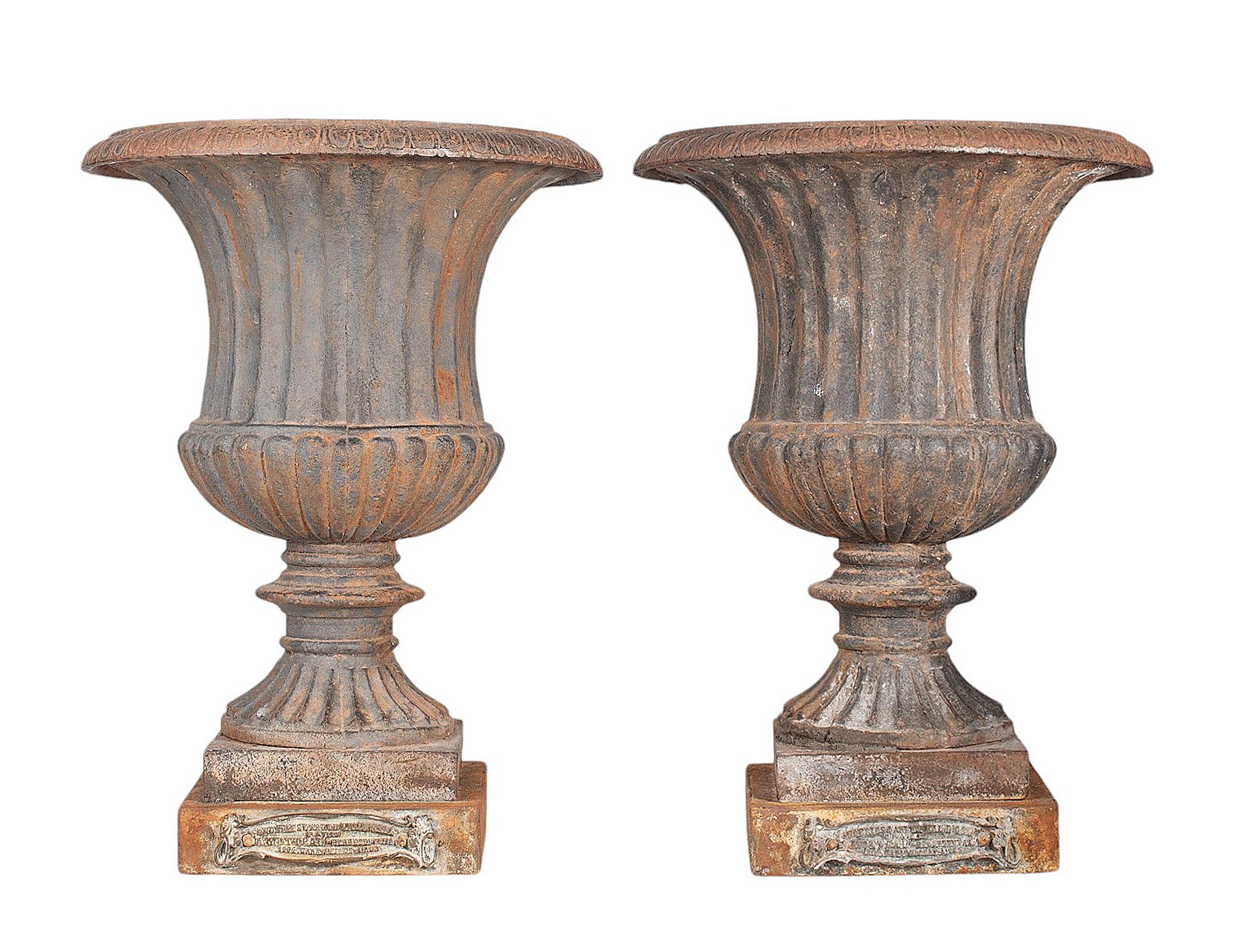 Zwei klassizistische gusseiserne Pflanzgefäße/Gartenurnen mit Fuß aus der Mitte des 19. Jahrhunderts von Val d'Osne Foundry, Frankreich

von: Val d'Osne Gießerei
MATERIAL: Eisen, Metall
Technik: gegossen, geformt, Metallbearbeitung, geschmiedet,