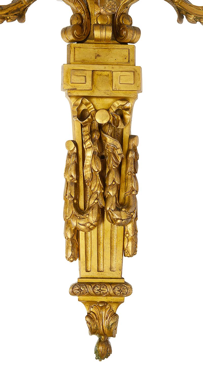 Francese Coppia di appliques neoclassiche del XIX secolo in ormolù in vendita