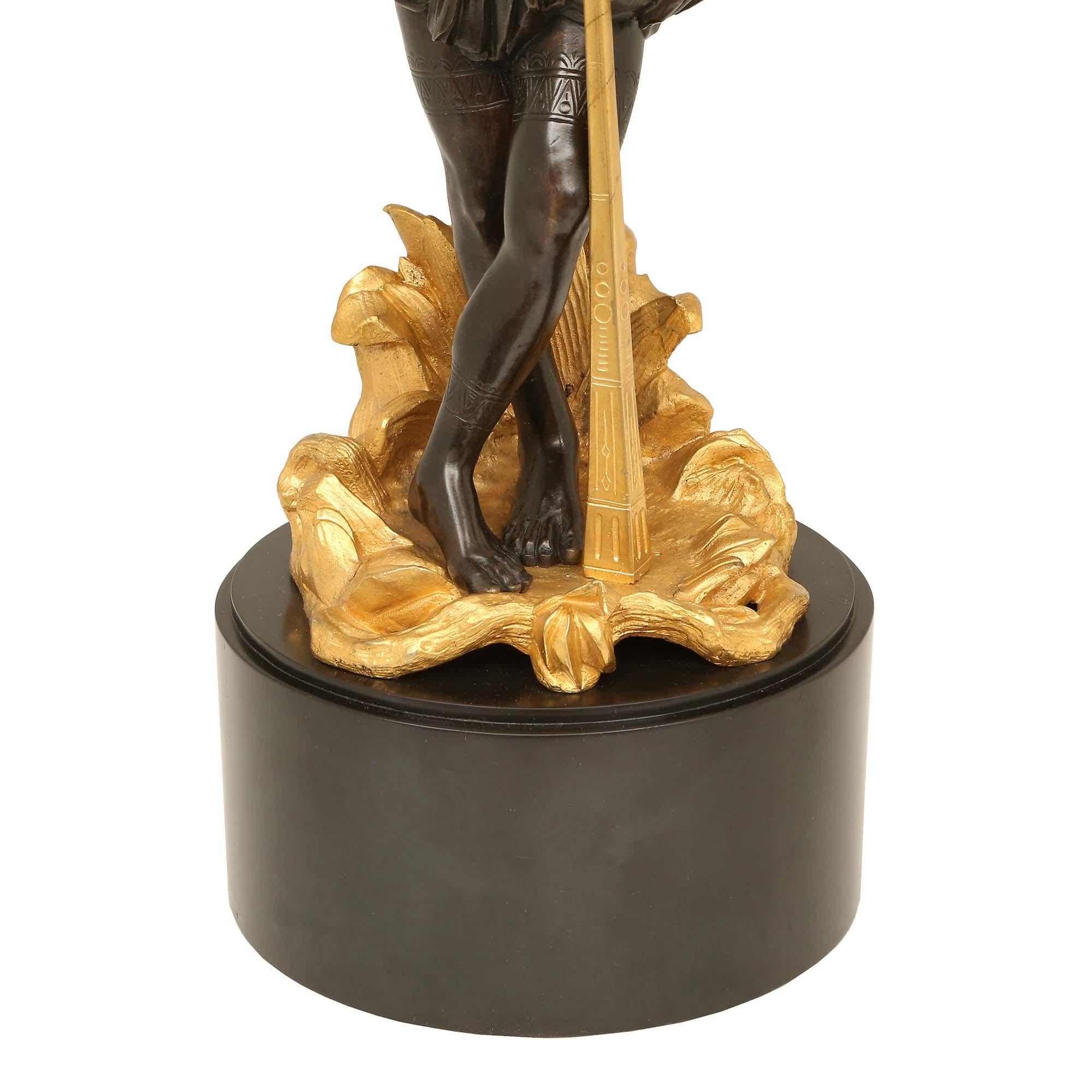 Coppia di candelabri neoclassici del XIX secolo in bronzo patinato e ormeggio in vendita 5
