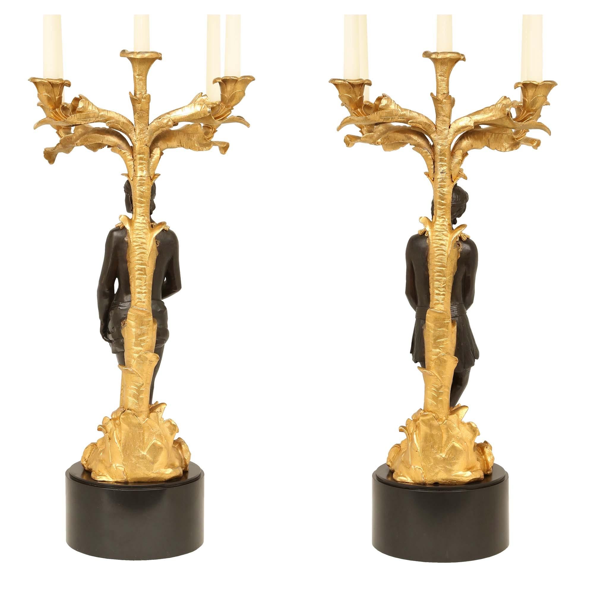 Paar neoklassizistische Kandelaber aus patinierter Bronze und Goldbronze aus dem 19. Jahrhundert (Neoklassisch) im Angebot