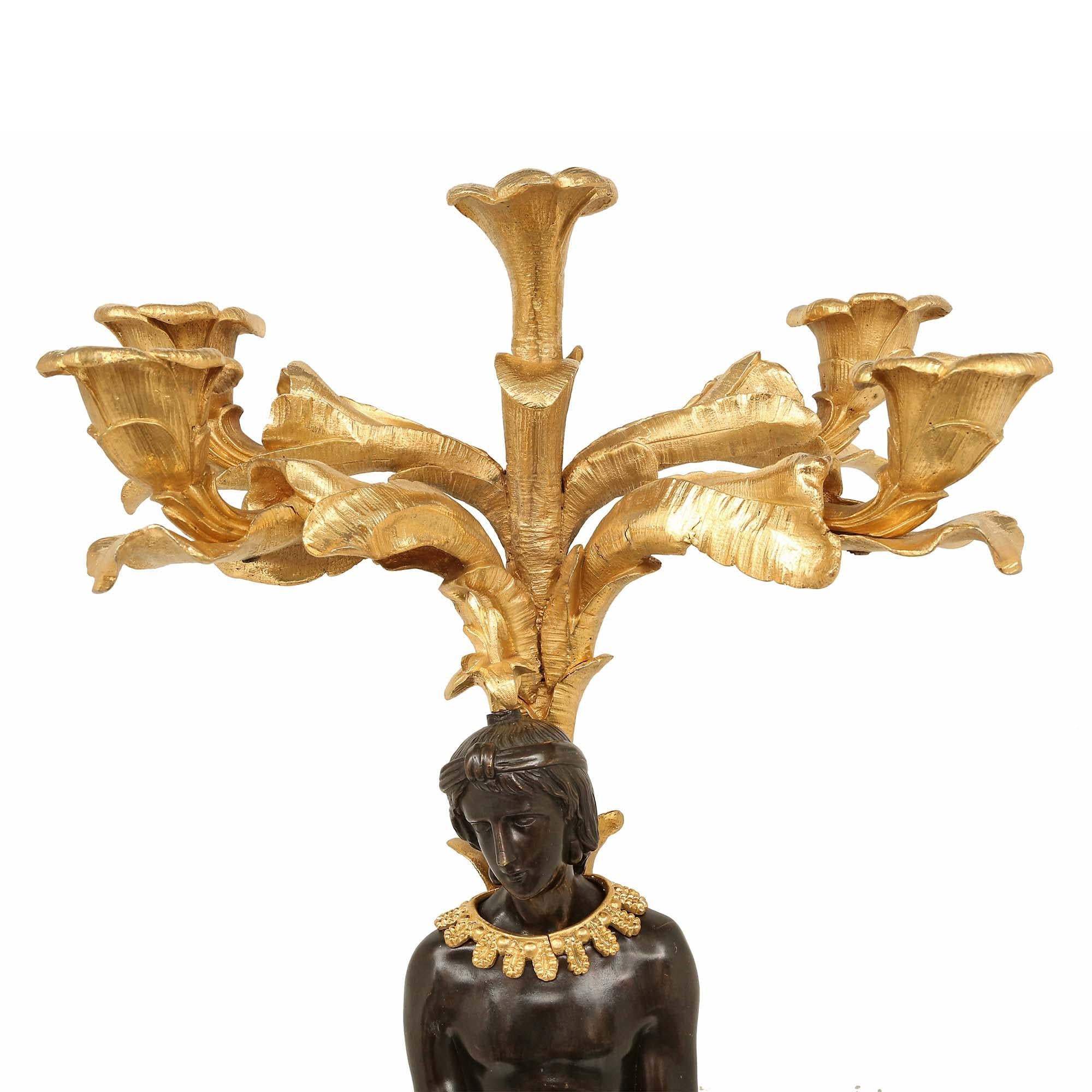 Paar neoklassizistische Kandelaber aus patinierter Bronze und Goldbronze aus dem 19. Jahrhundert im Angebot 1
