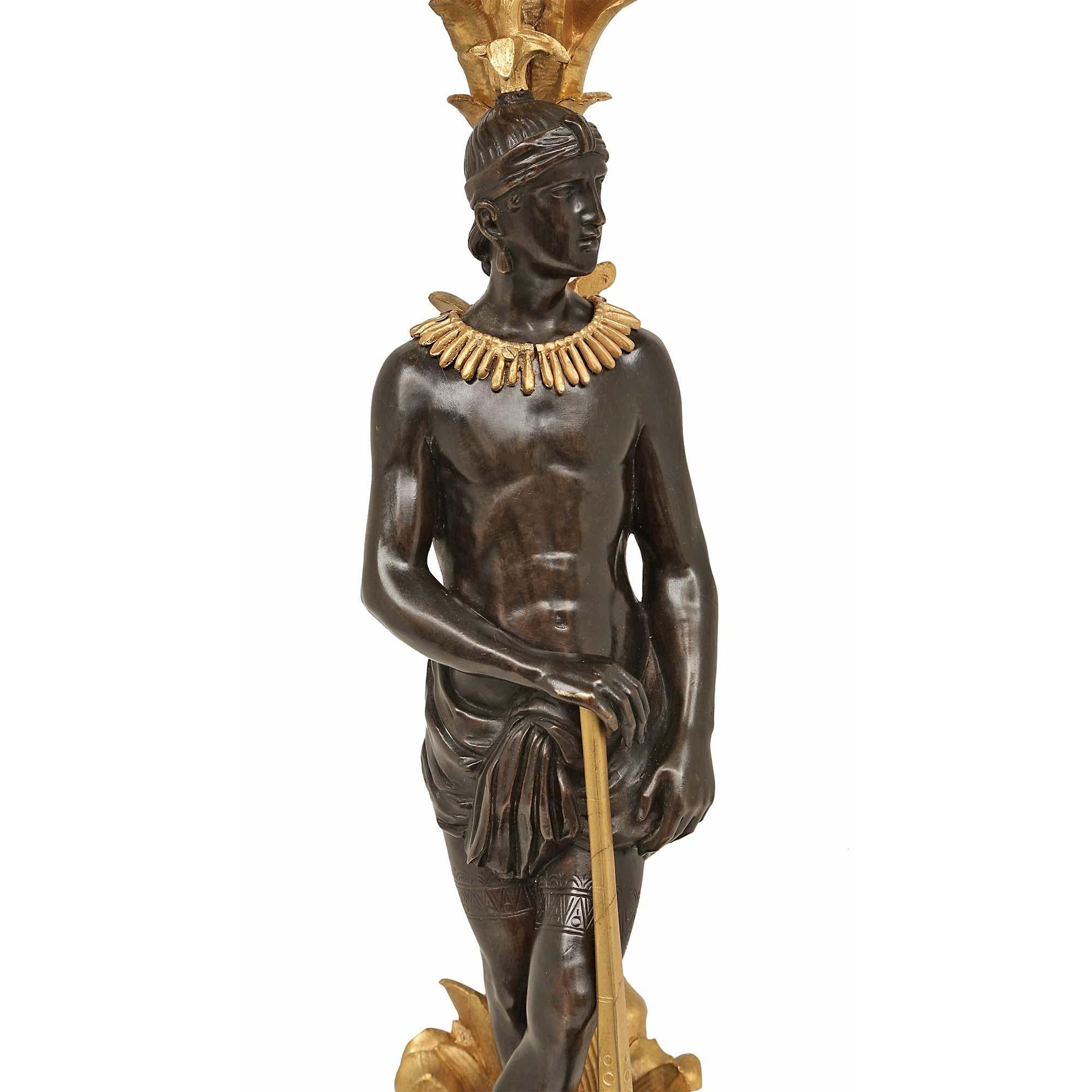 Coppia di candelabri neoclassici del XIX secolo in bronzo patinato e ormeggio in vendita 1