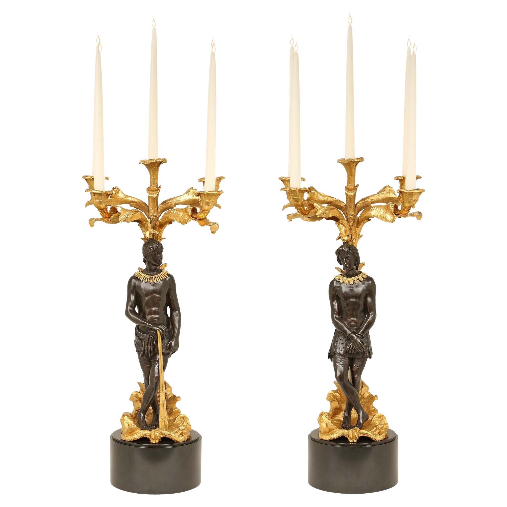 Paar neoklassizistische Kandelaber aus patinierter Bronze und Goldbronze aus dem 19. Jahrhundert im Angebot