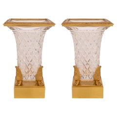 Paire de vases de style néoclassique du 19ème siècle en cristal de Baccarat et bronze doré