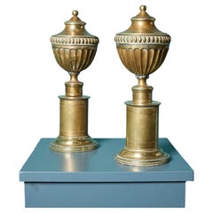 Paire d
embouts d
urne en laiton de style néoclassique du 19e siècle