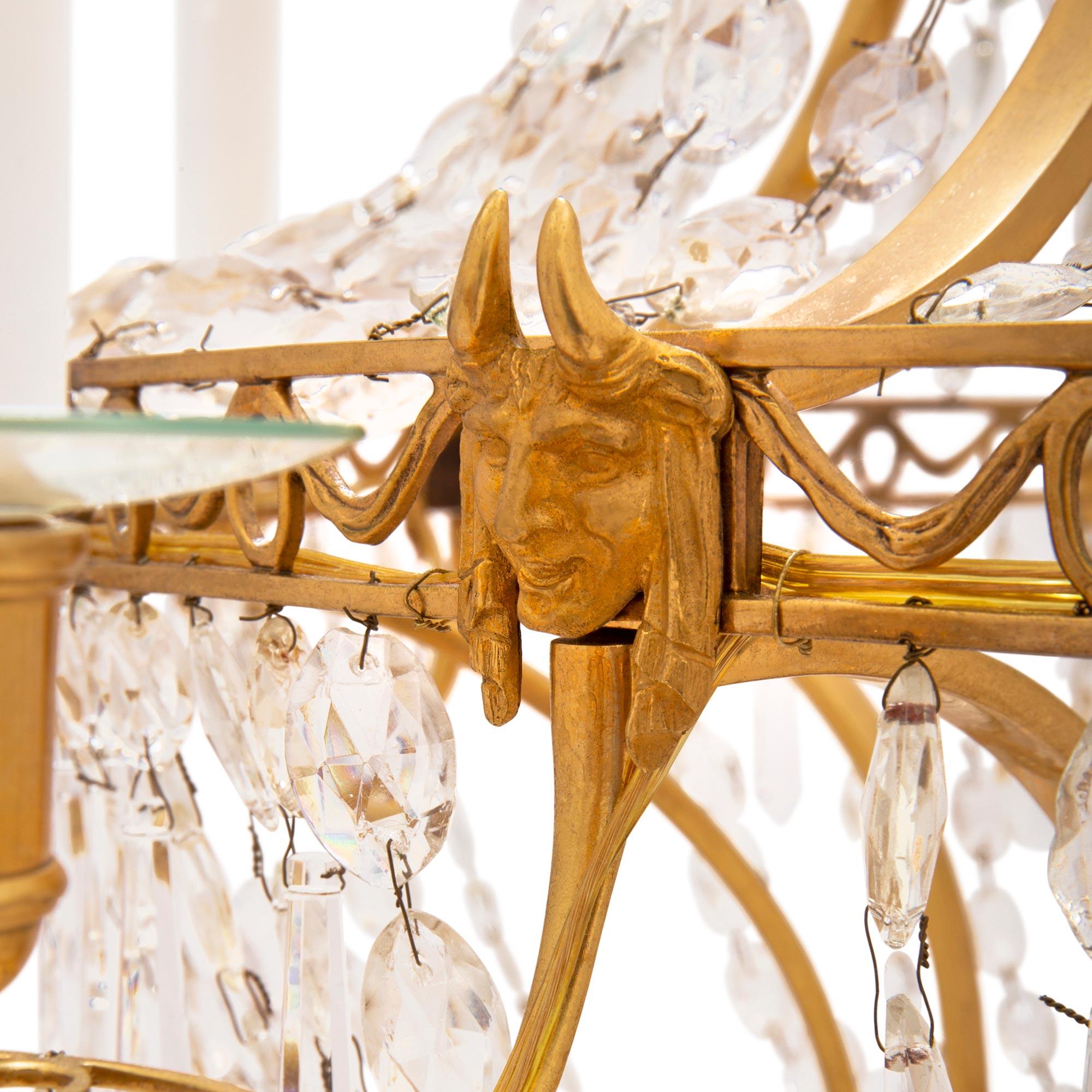 Cristal Paire de lustres de style néoclassique du XIXe siècle en bronze doré et cristal en vente