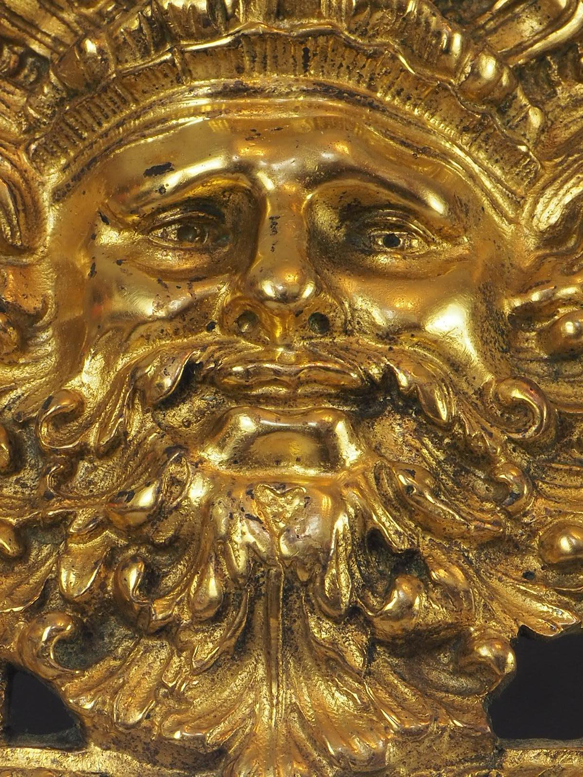 Paar Neptune und mythische Grotesken 'Girandole' Bronzespiegel aus dem 19. (Vergoldet) im Angebot
