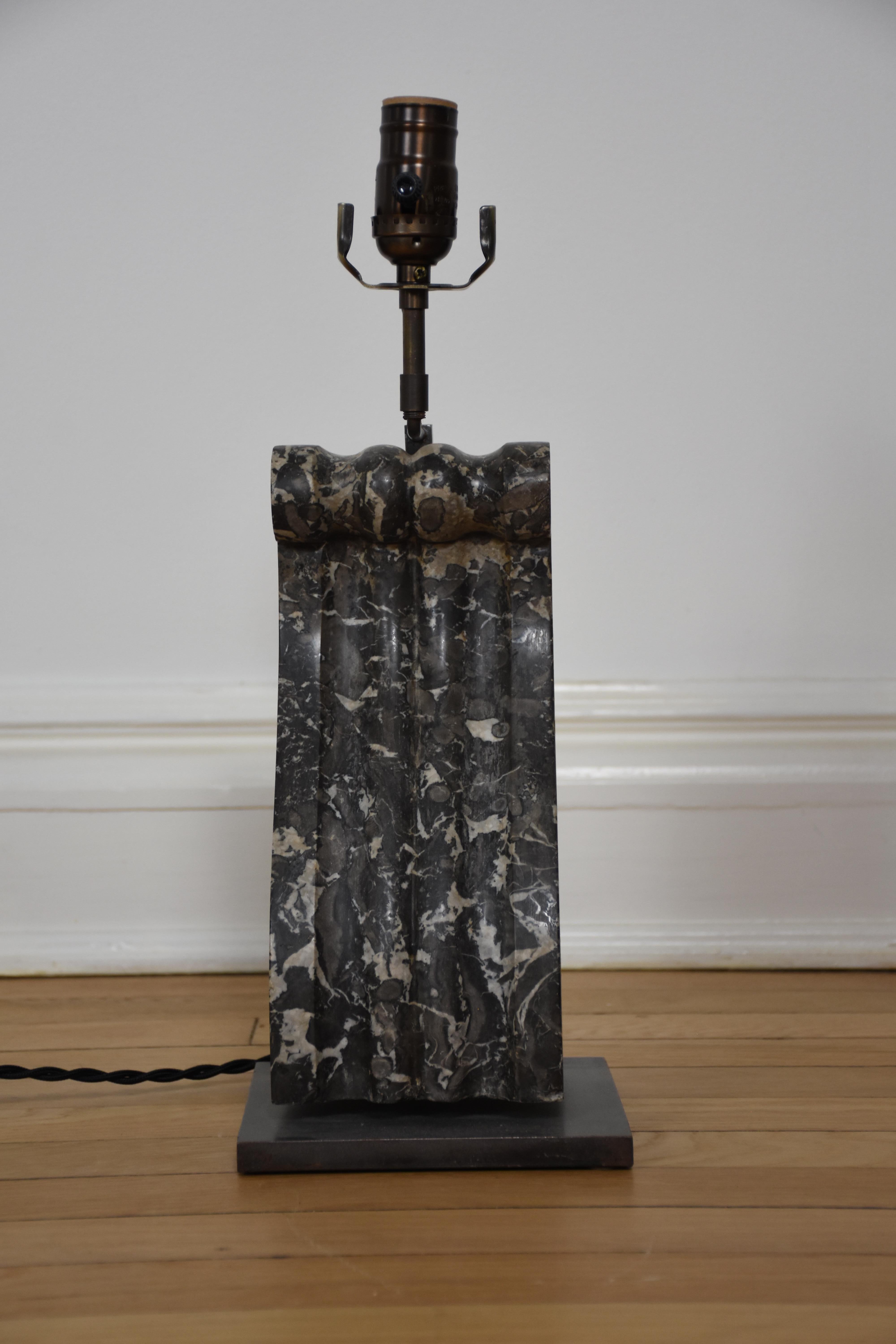 Cette paire de corbeaux en marbre noir Nero du XIXe siècle a été transformée avec art en élégantes lampes de table, alliant l'histoire de l'architecture à un design raffiné. Le marbre richement veiné, qui se distingue par ses spectaculaires stries