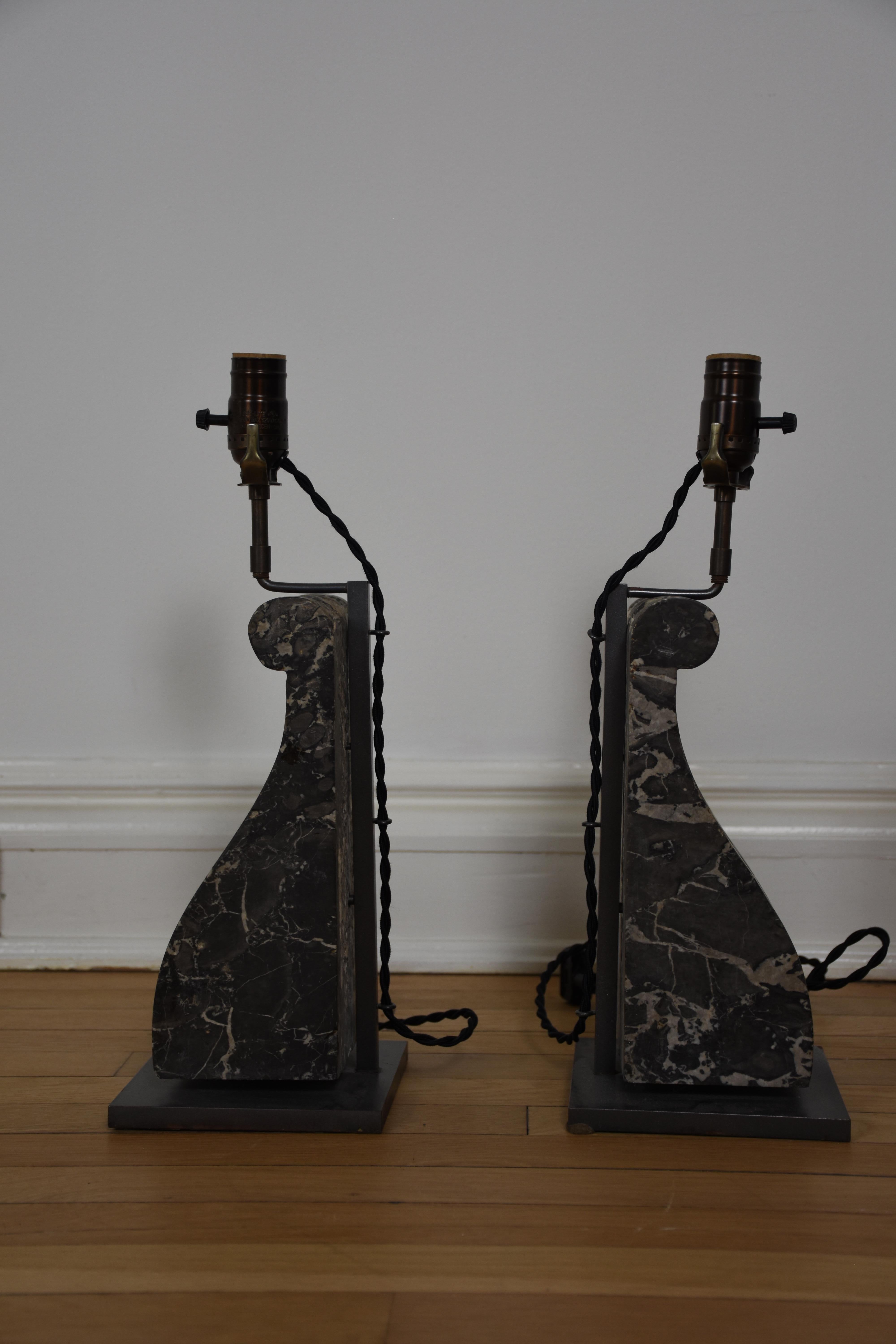 Néoclassique Paire d'encorbellements en marbre noir Nero du 19e siècle transformés en lampes de table en vente