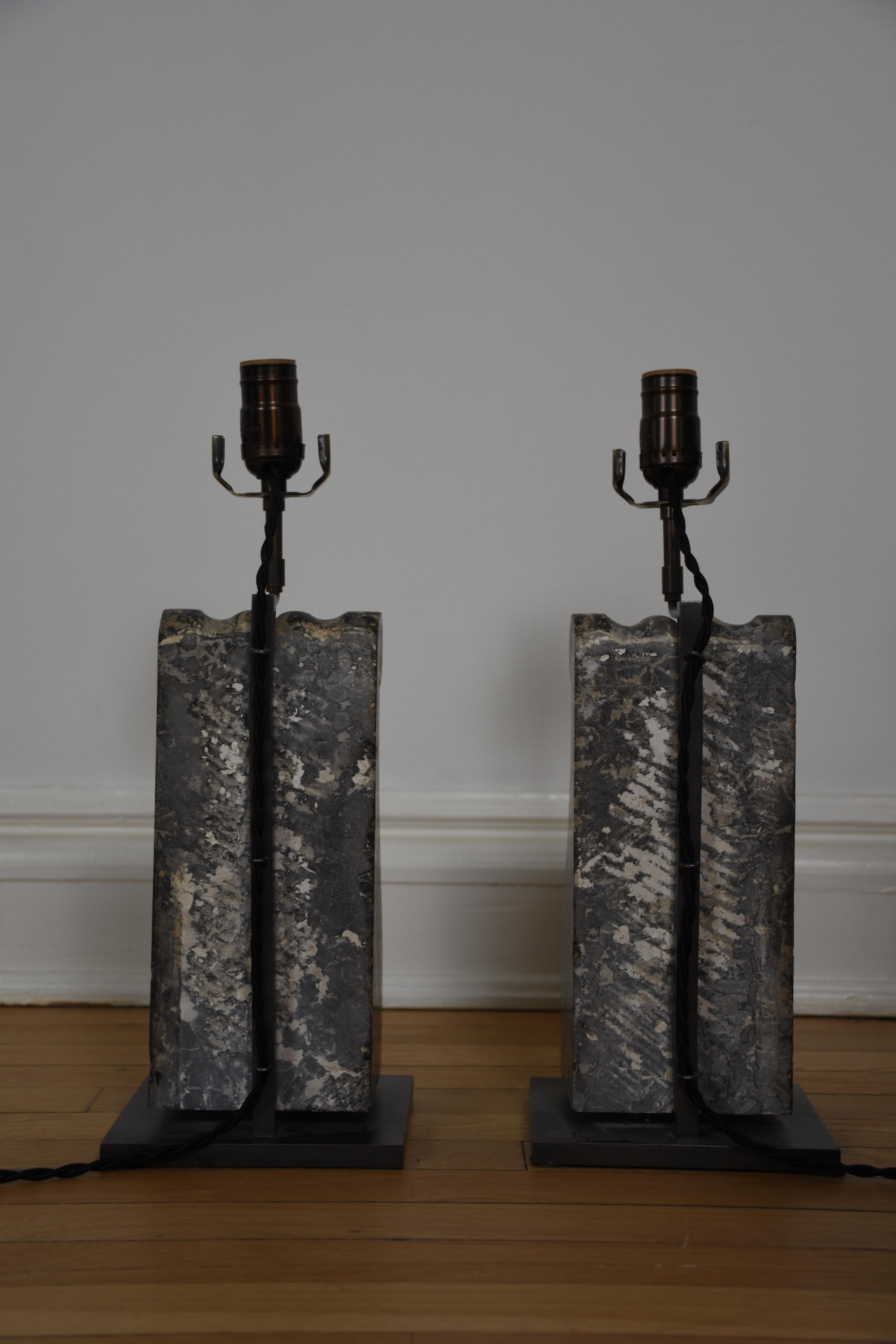 italien Paire d'encorbellements en marbre noir Nero du 19e siècle transformés en lampes de table en vente