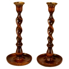 Paar Eichenholz-Kerzenständer aus dem 19. Jahrhundert