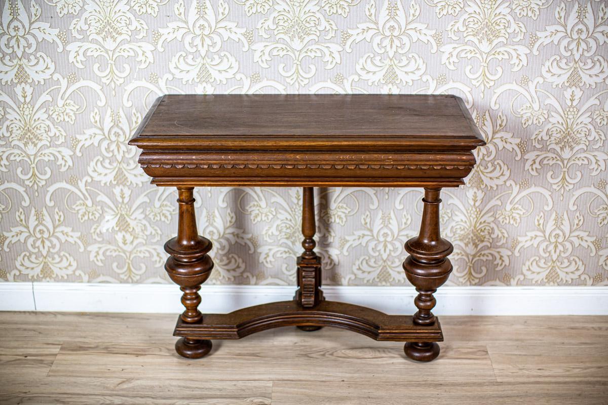 We present you these two eclectic oak console tables from fourth quarter of the 19th century.
From the front, the consoles are supported on two massive, turned legs, whereas the rear on a single, more delicate one.
The whole is connected with a