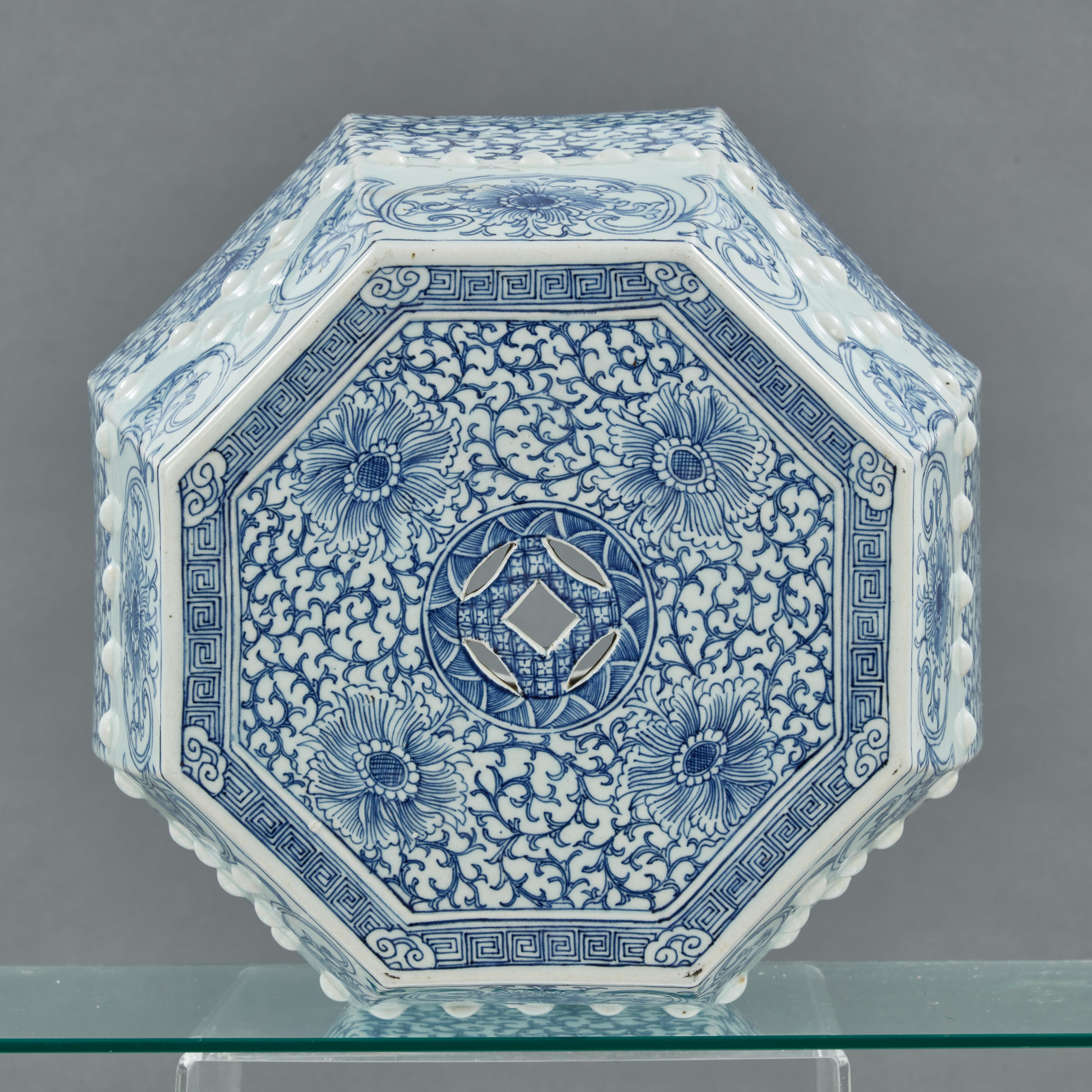 Pair of 19th Century Octagonal Chinese Blue and White Porcelain Garden Seats In Excellent Condition For Sale In New York, NY