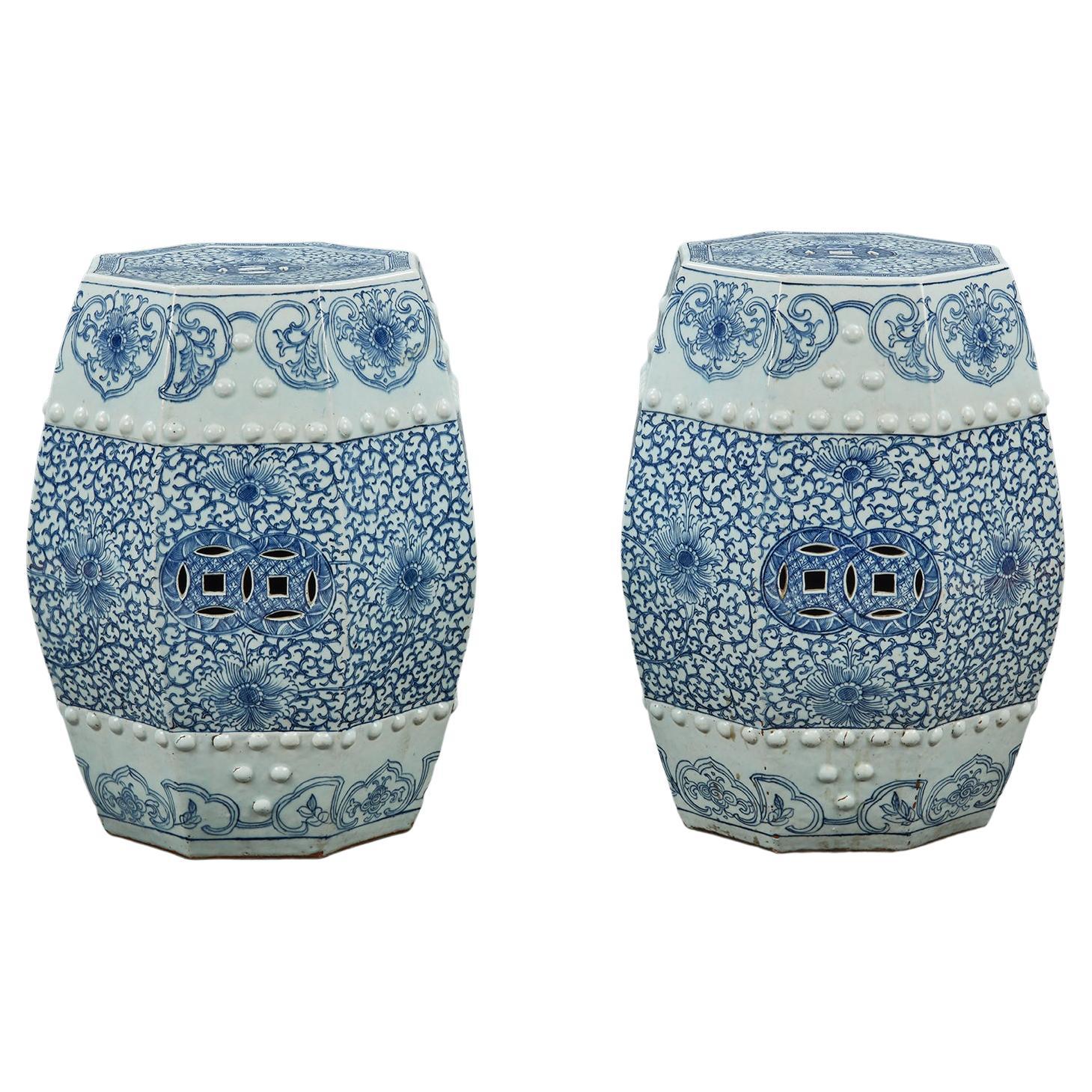 Paire de sièges de jardin octogonaux chinois en porcelaine bleue et blanche du 19ème siècle