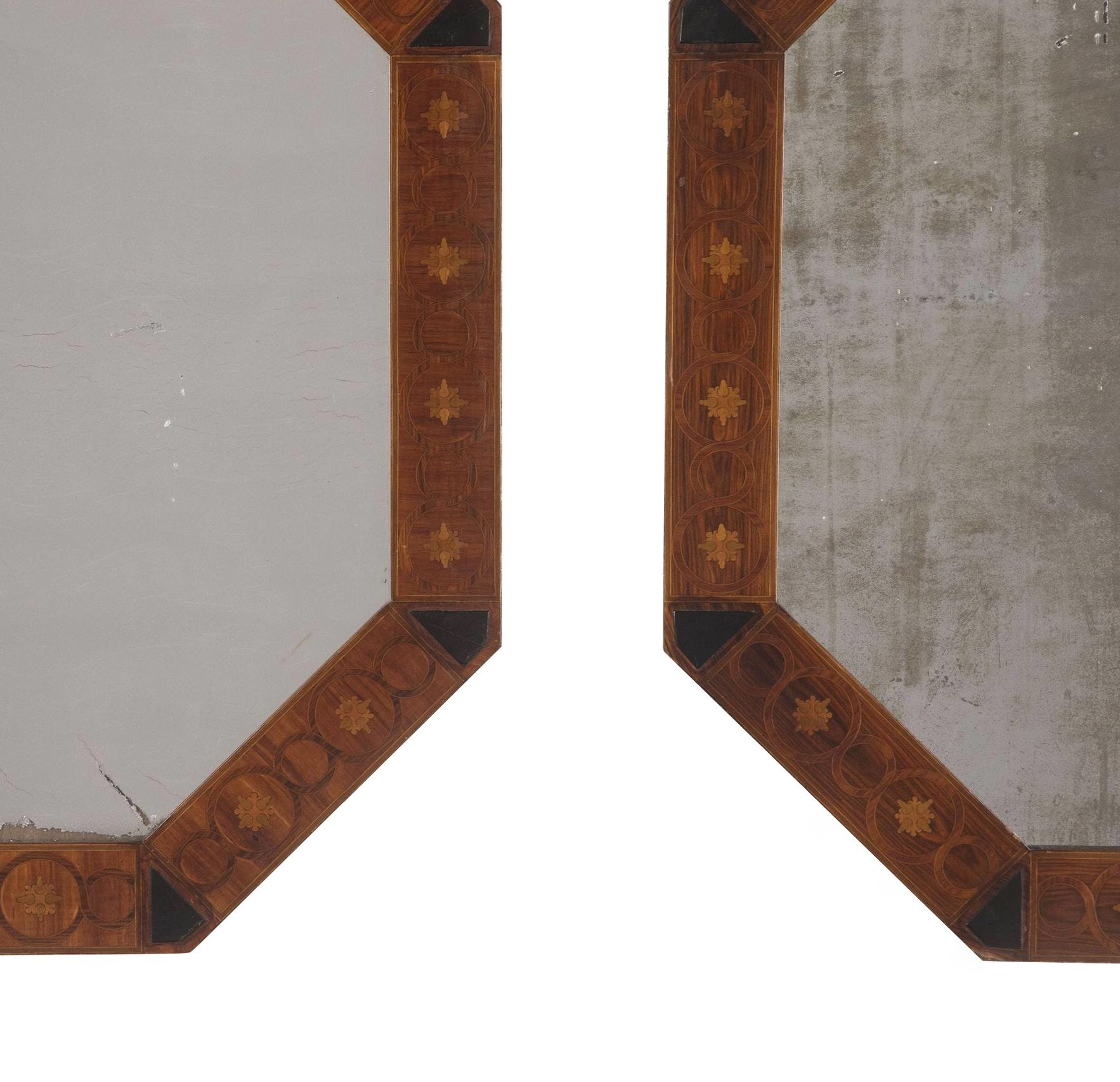 Zwei achteckige Spiegel aus französischem Tulipwood und Kingwood mit Intarsien aus dem frühen 19. 

Die fein eingelegten Rahmen aus verflochtenem Buchsbaum sind mit Buchsbaumschnüren eingefasst. 

Beide mit ihren originalen, stockfleckigen