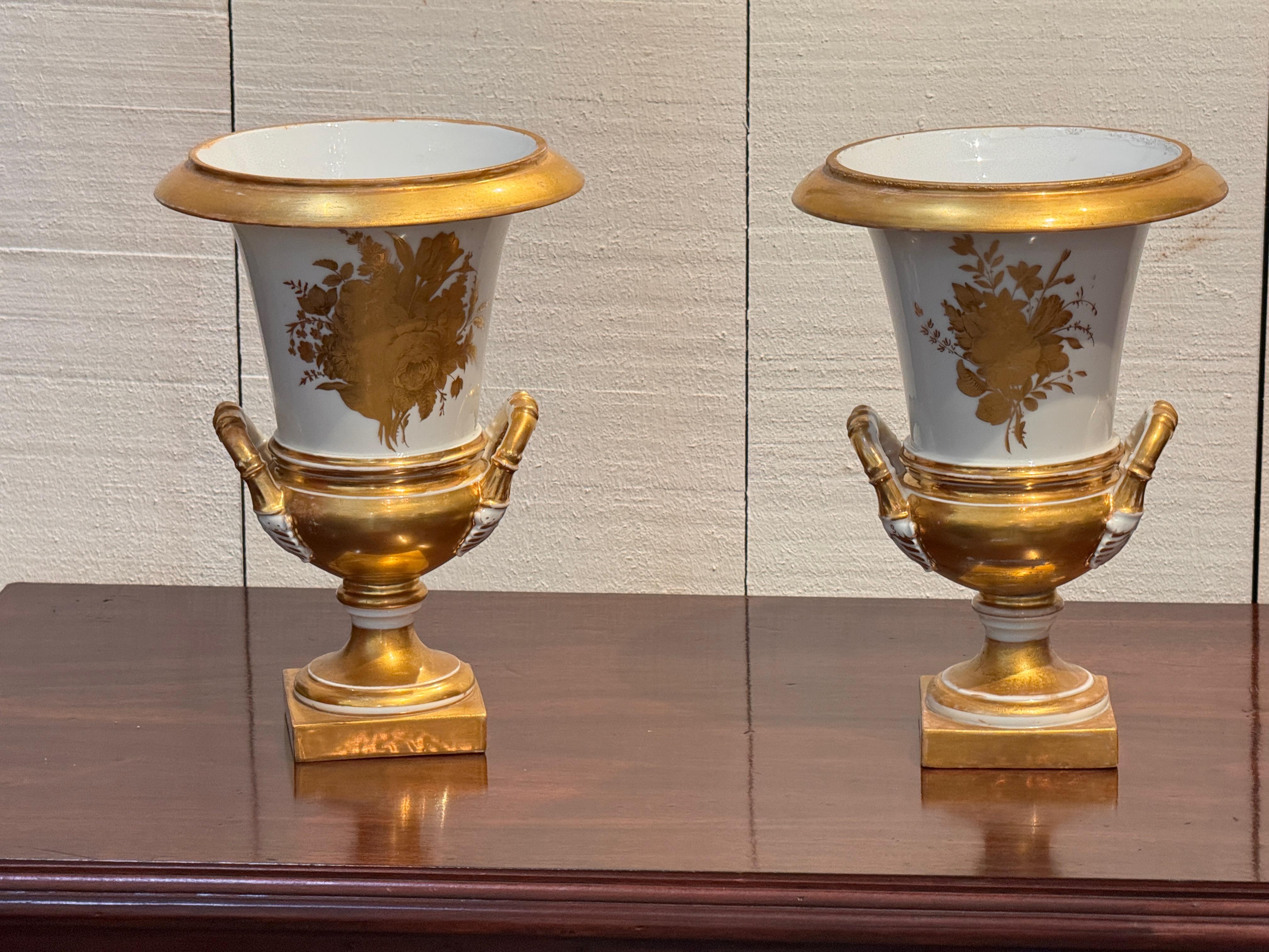 Pair of 19th century Old Paris porcelain urns with gilt handles and footed squar For Sale 3