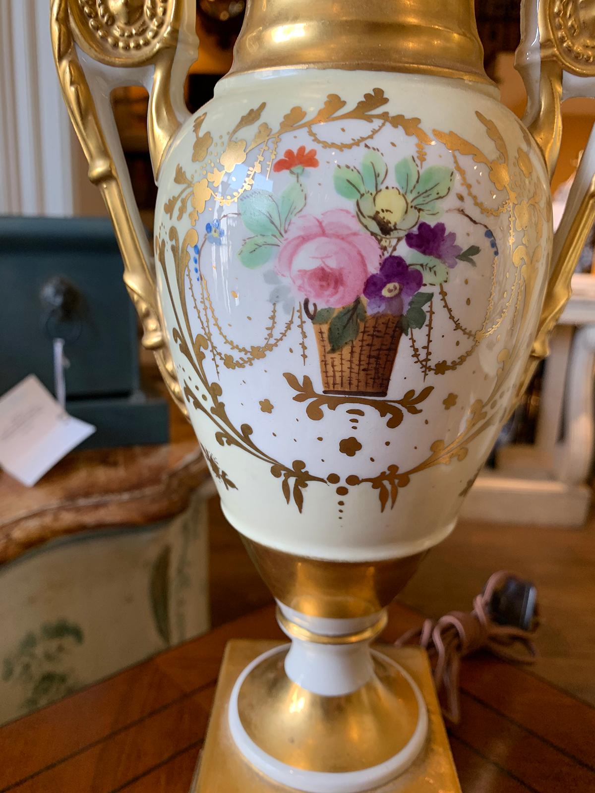 Paar alte Pariser Porzellanvasen des 19. Jahrhunderts als Lampen:: Sockel aus Giltwood 6