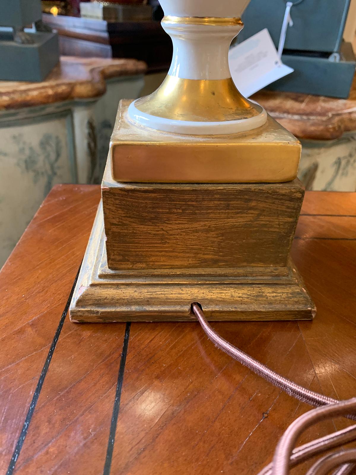 Paar alte Pariser Porzellanvasen des 19. Jahrhunderts als Lampen:: Sockel aus Giltwood 10