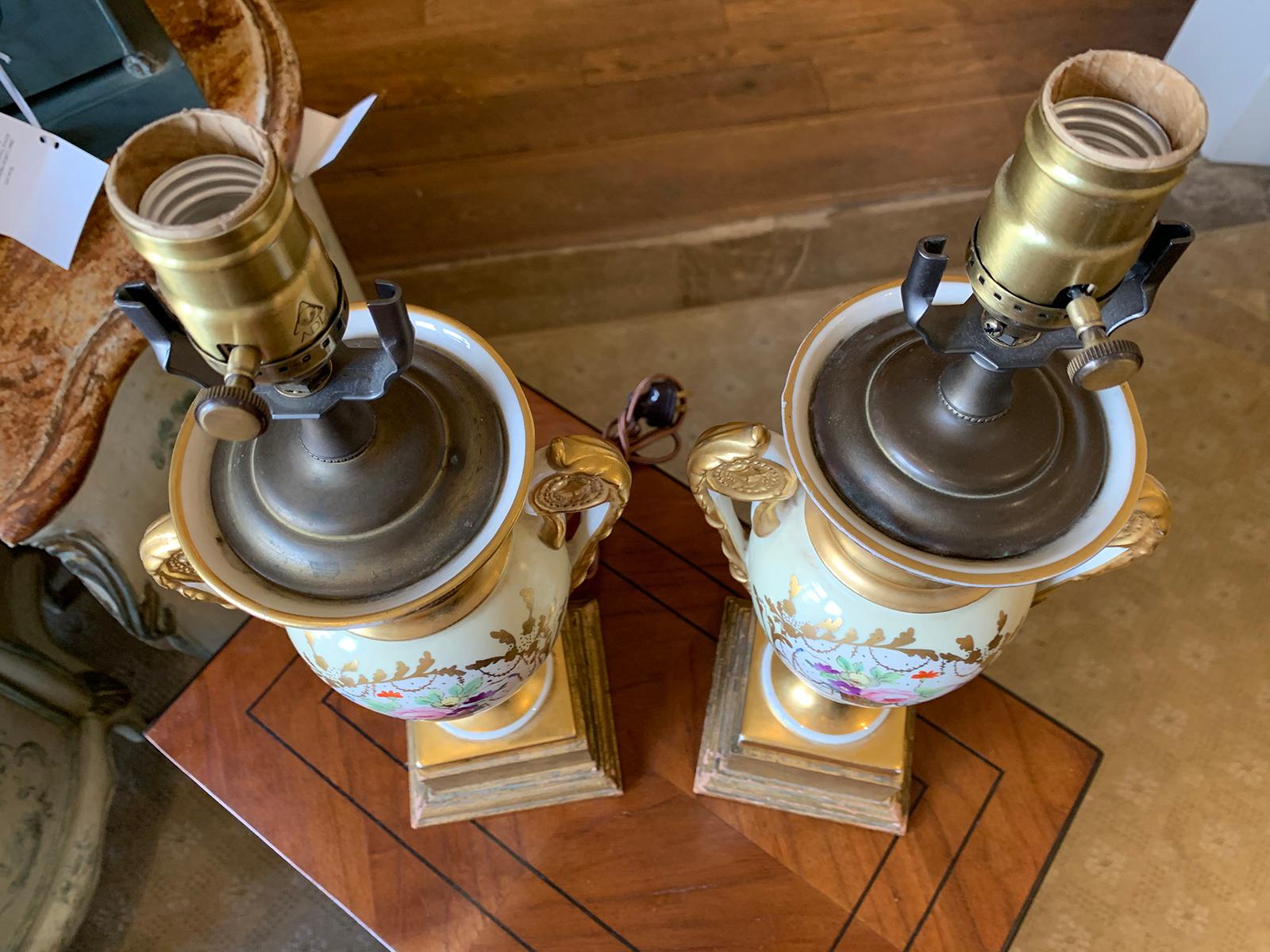 Paar alte Pariser Porzellanvasen des 19. Jahrhunderts als Lampen:: Sockel aus Giltwood 11
