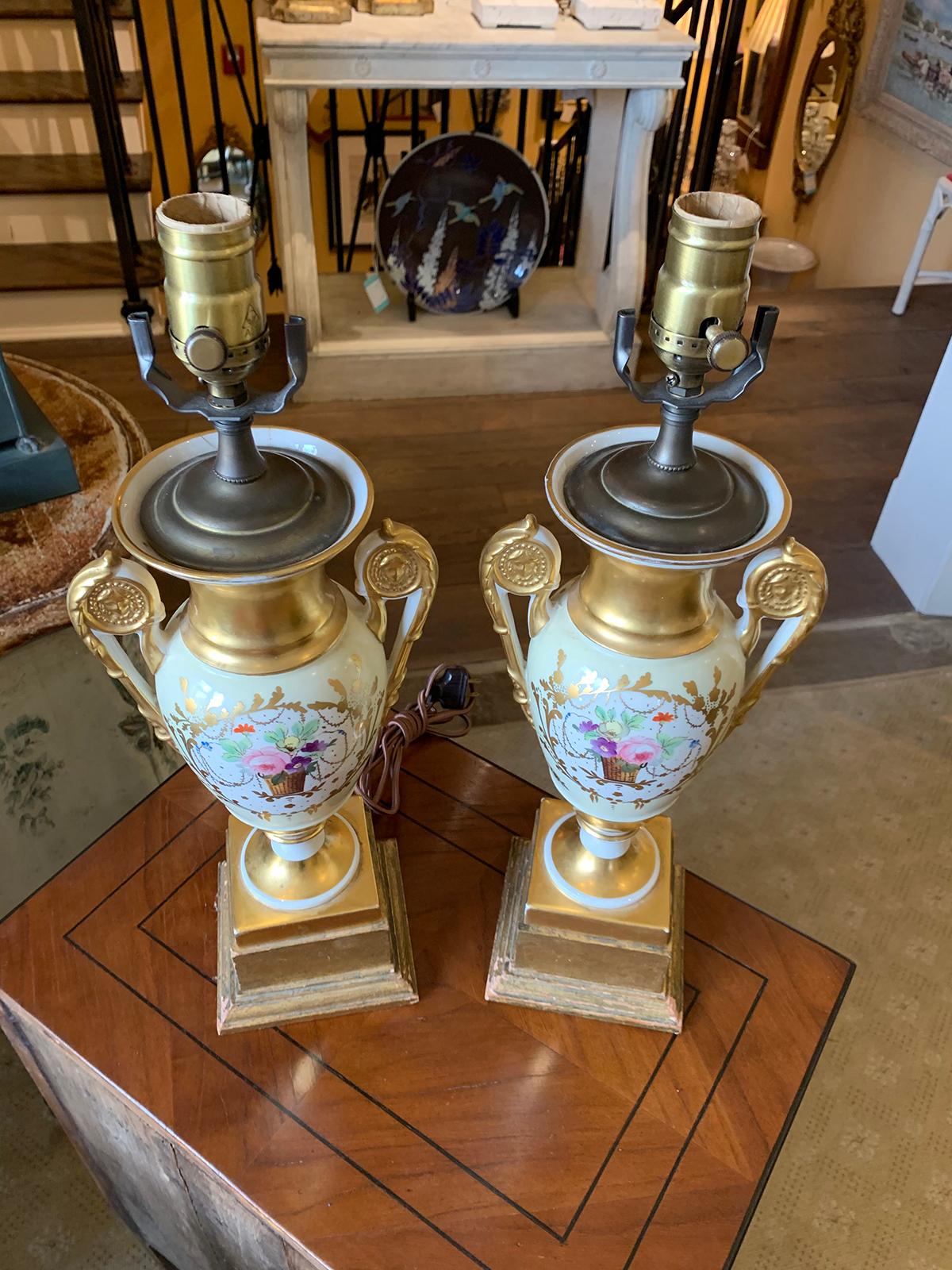 Paar alte Pariser Porzellanvasen des 19. Jahrhunderts als Lampen:: Sockel aus Giltwood 12