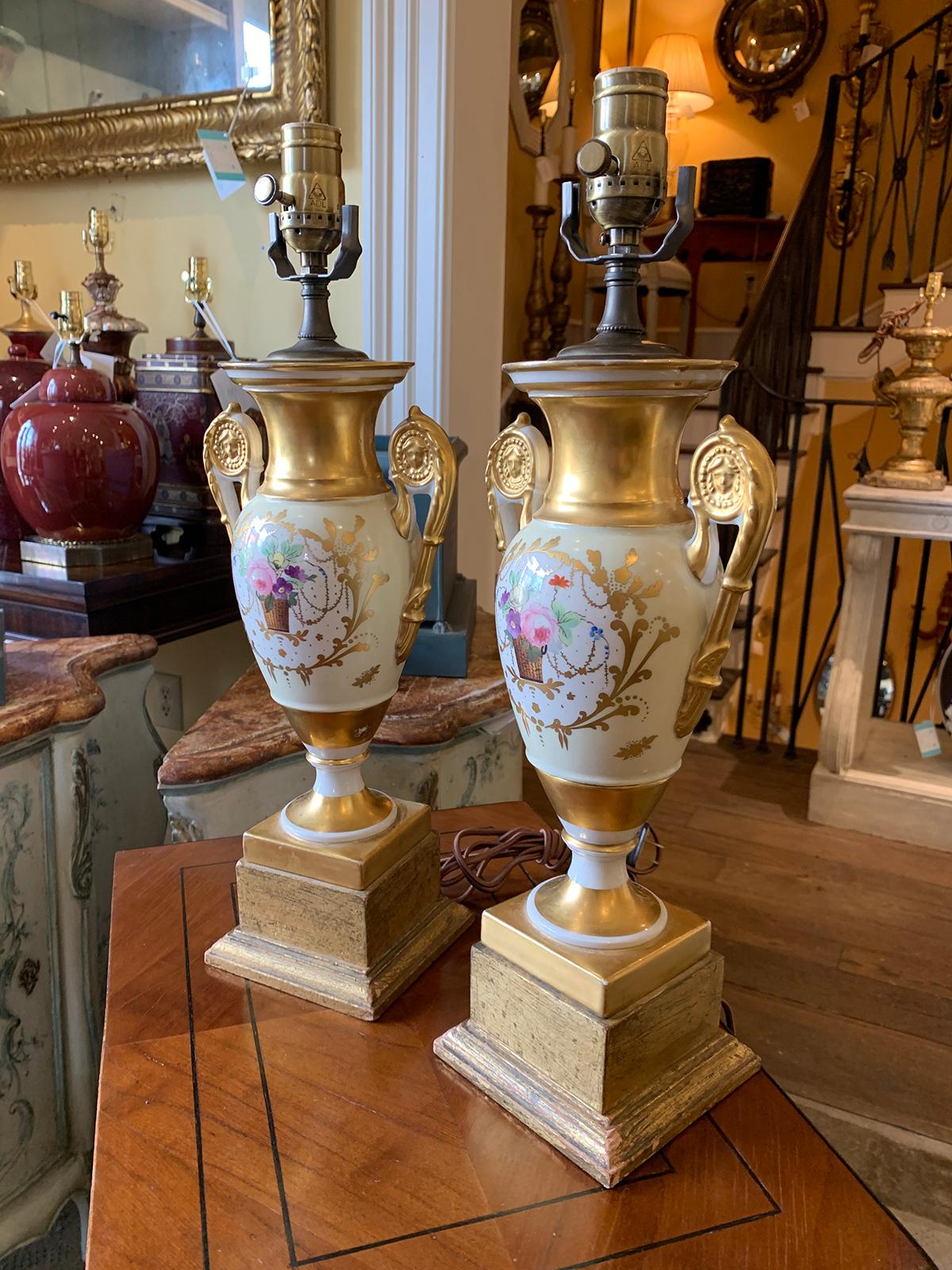 Paar alte Pariser Porzellanvasen des 19. Jahrhunderts als Lampen:: Sockel aus Giltwood (Französisch)