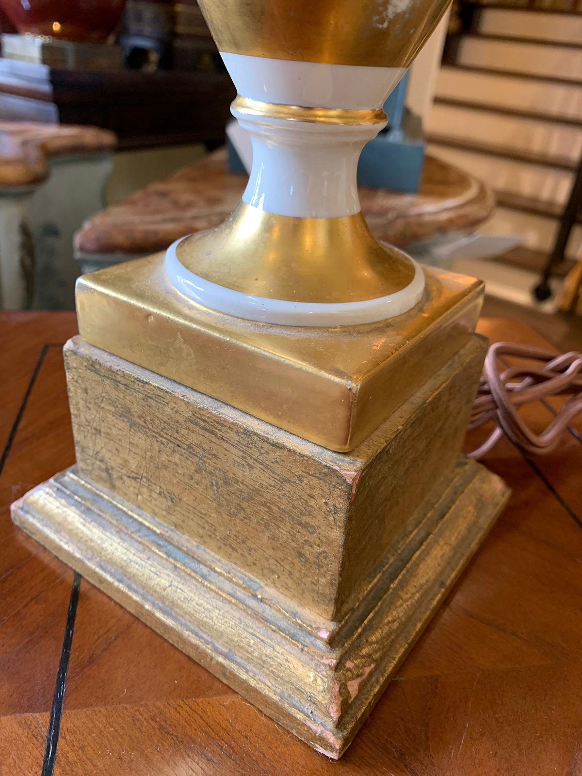 Paar alte Pariser Porzellanvasen des 19. Jahrhunderts als Lampen:: Sockel aus Giltwood im Zustand „Gut“ in Atlanta, GA