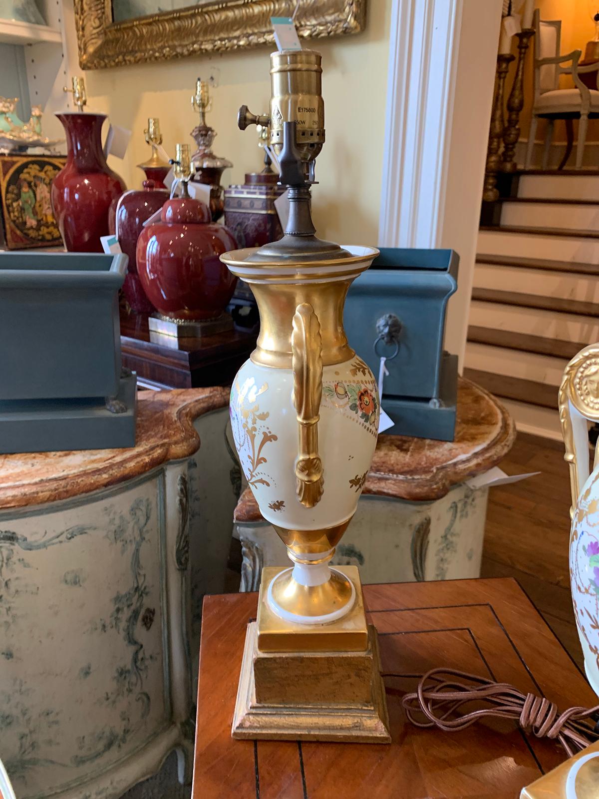 Paar alte Pariser Porzellanvasen des 19. Jahrhunderts als Lampen:: Sockel aus Giltwood 1