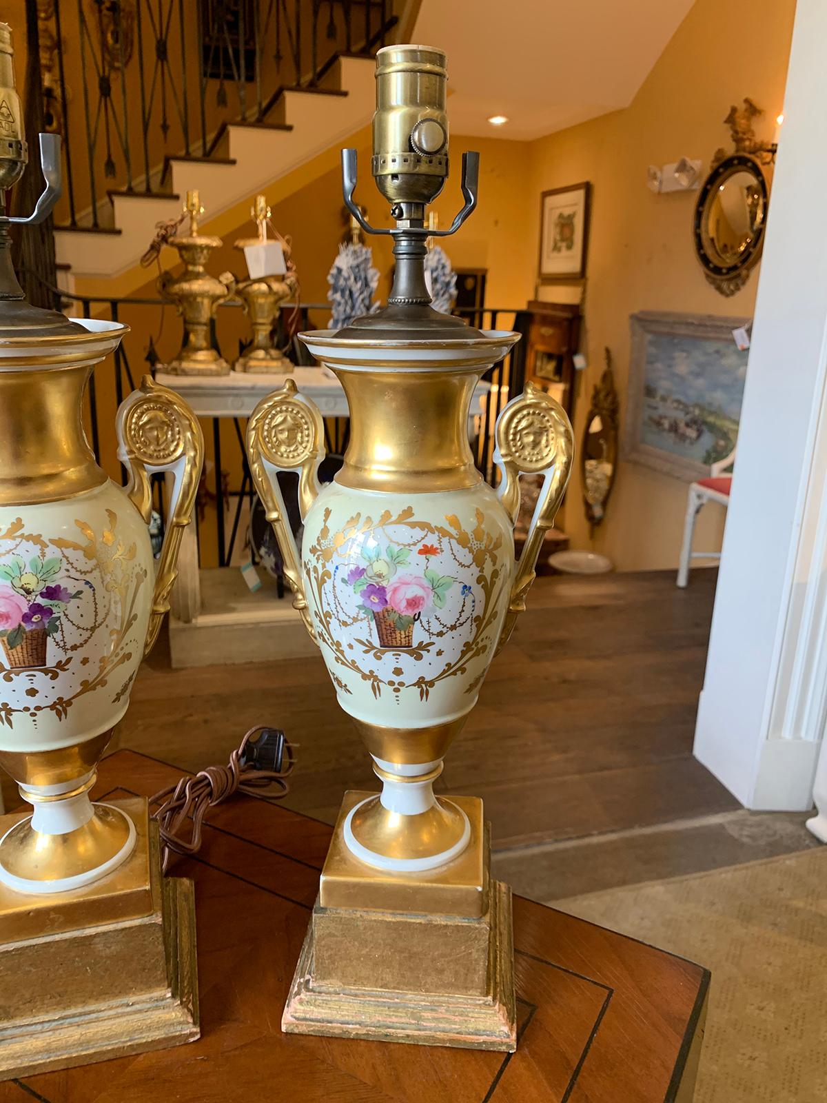 Paar alte Pariser Porzellanvasen des 19. Jahrhunderts als Lampen:: Sockel aus Giltwood 2