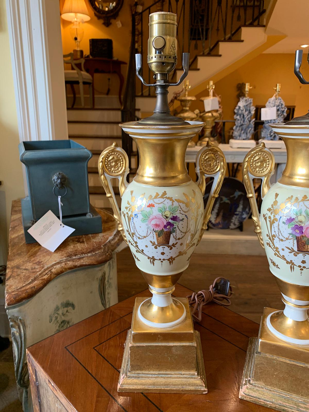 Paar alte Pariser Porzellanvasen des 19. Jahrhunderts als Lampen:: Sockel aus Giltwood 3