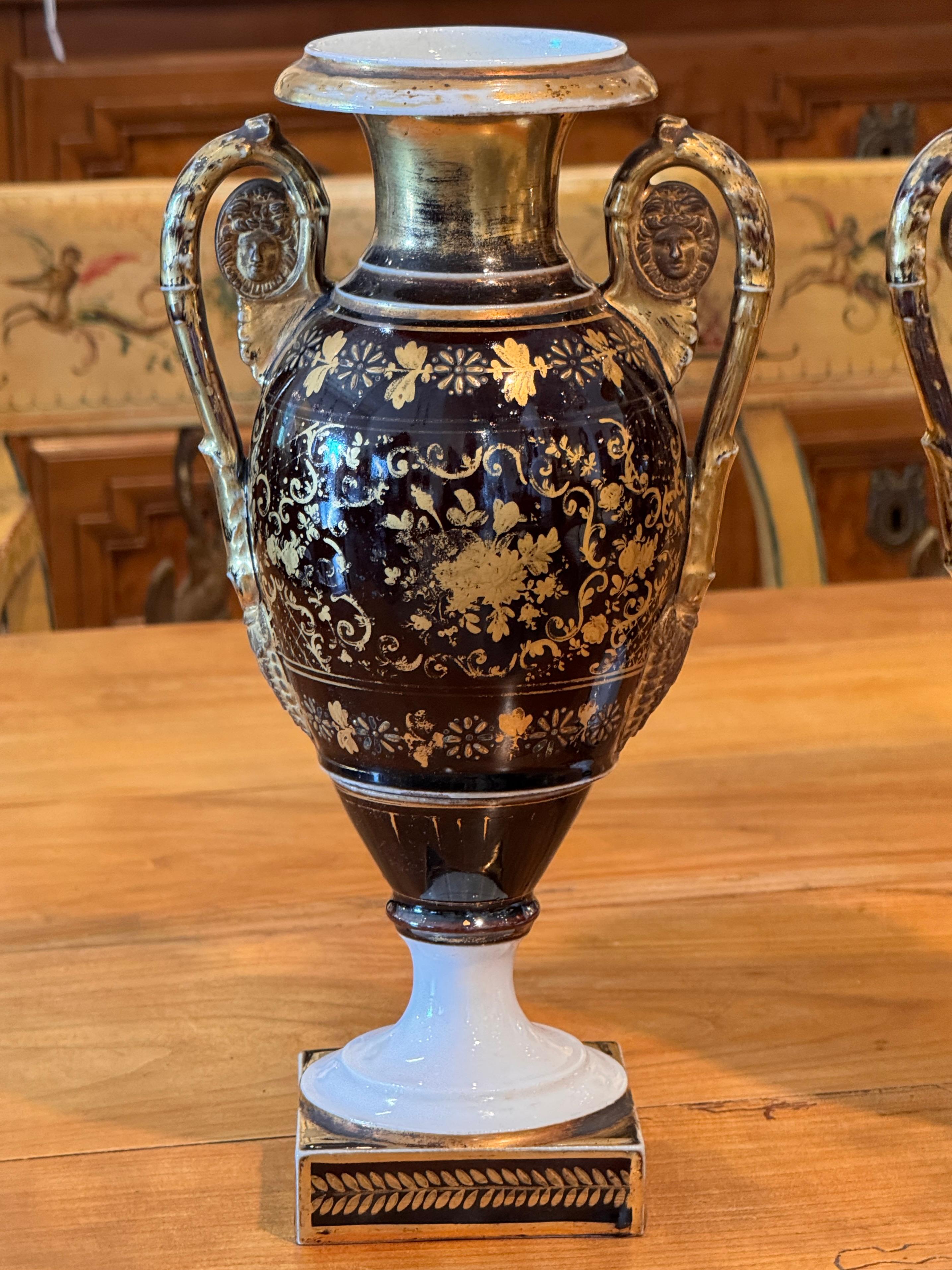 Pair of 19th Century Old Paris Urns With Gilt Decoration In Good Condition For Sale In Charlottesville, VA