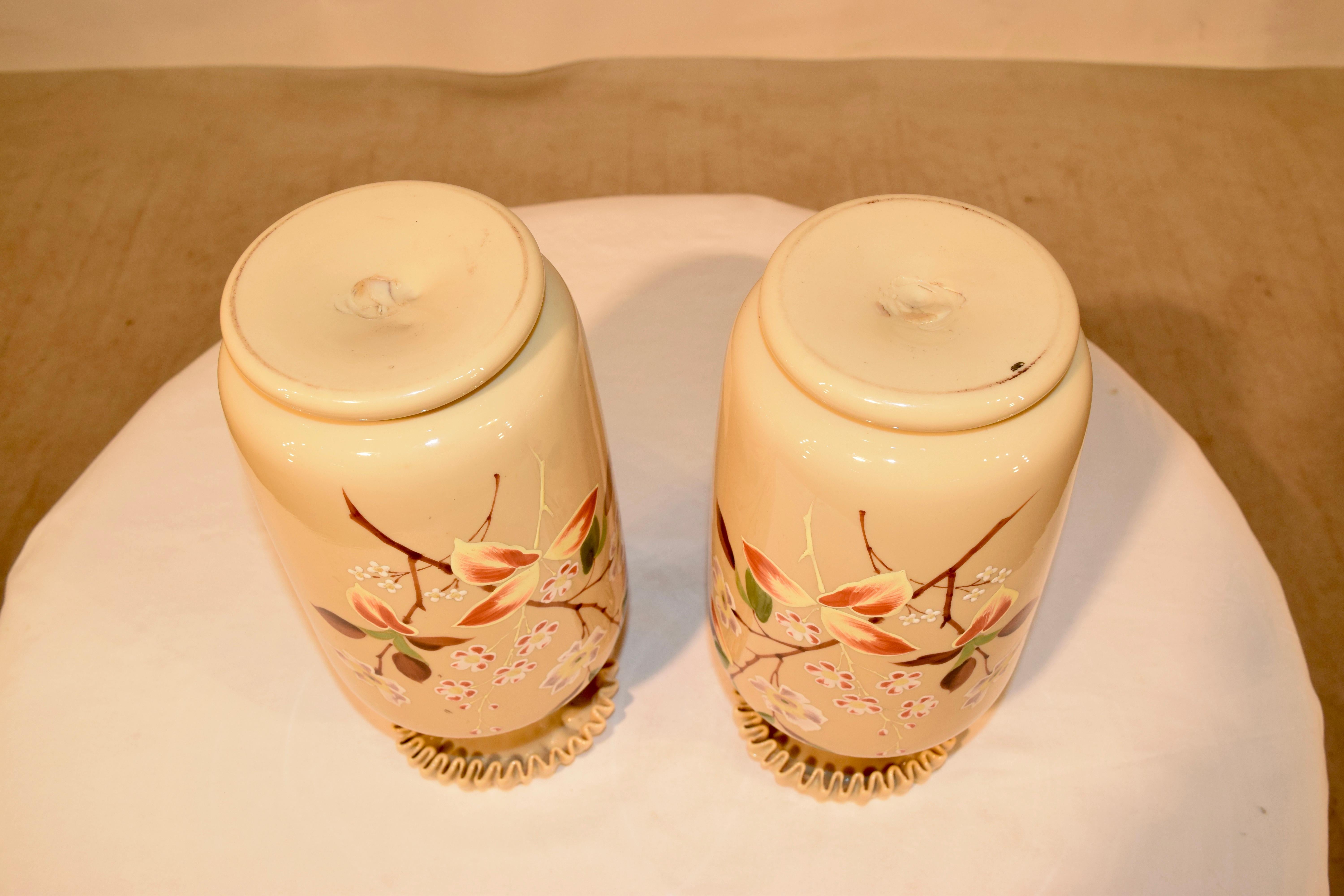 Coppia di vasi French Opaline del XIX secolo in vendita 1