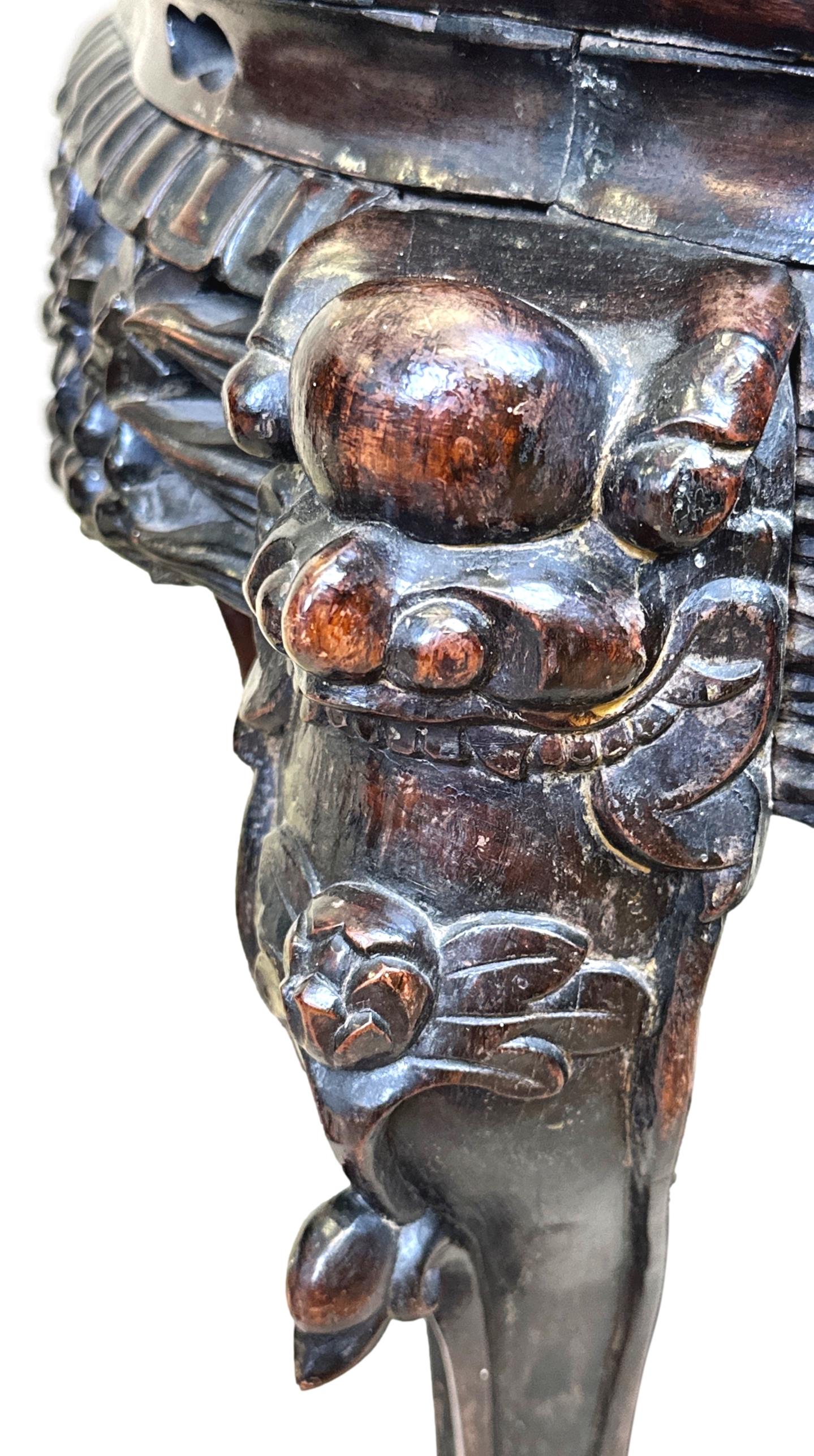 Ein sehr attraktives Paar orientalischer Couchtische aus Hartholz aus dem späten 19. Jahrhundert mit Marmoreinsätzen auf geformten Tischplatten, die über stark geschnitzten und durchbrochenen Friesen stehen und auf kühn geschnitzten Cabriole-Beinen