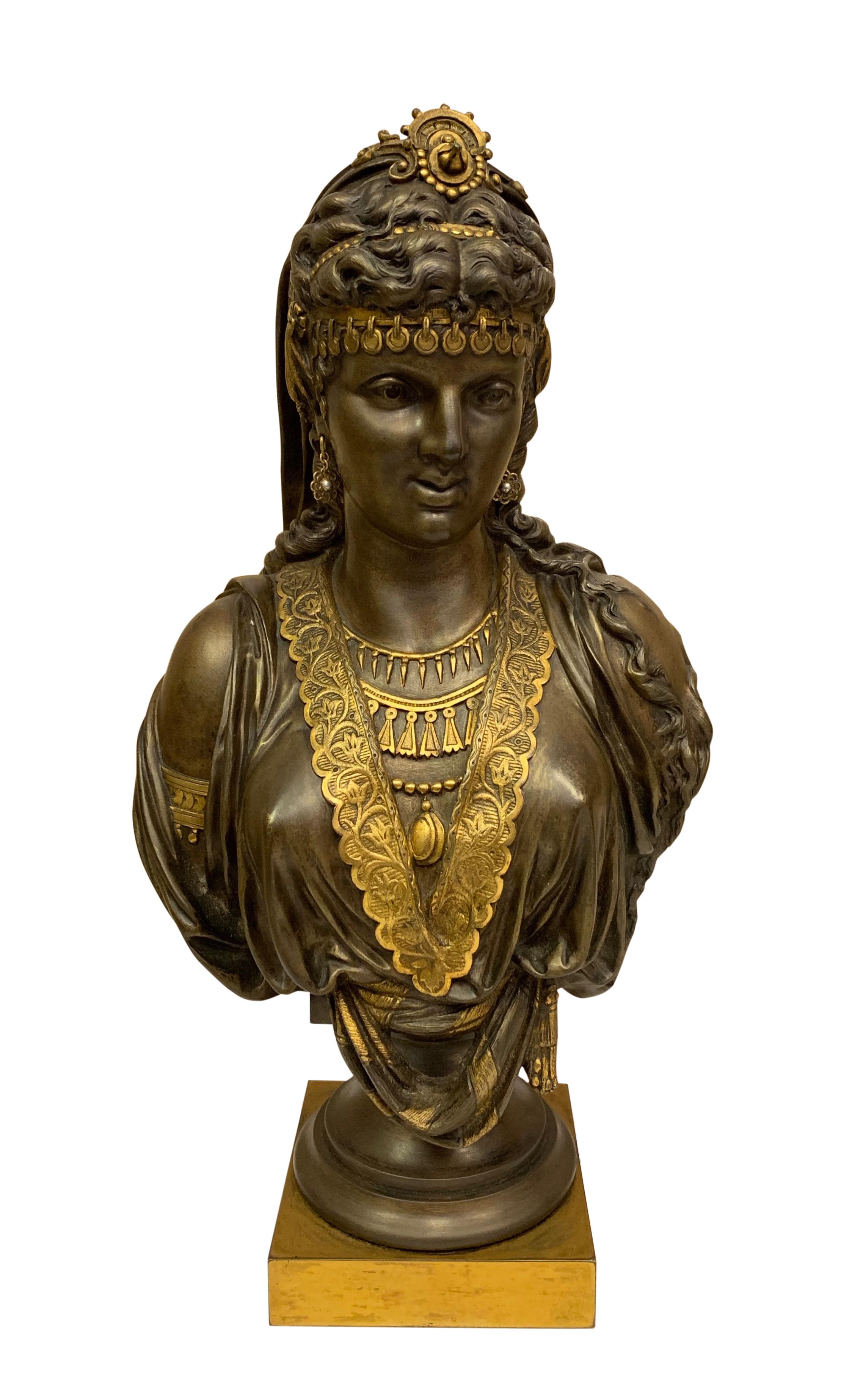 Paire de bustes orientalistes en bronze doré et patiné de superbe qualité datant du XIXe siècle. Chaque jeune femme est vêtue d'une tenue traditionnelle du Moyen-Orient et porte des colliers de perles et des boucles d'oreilles,

vers