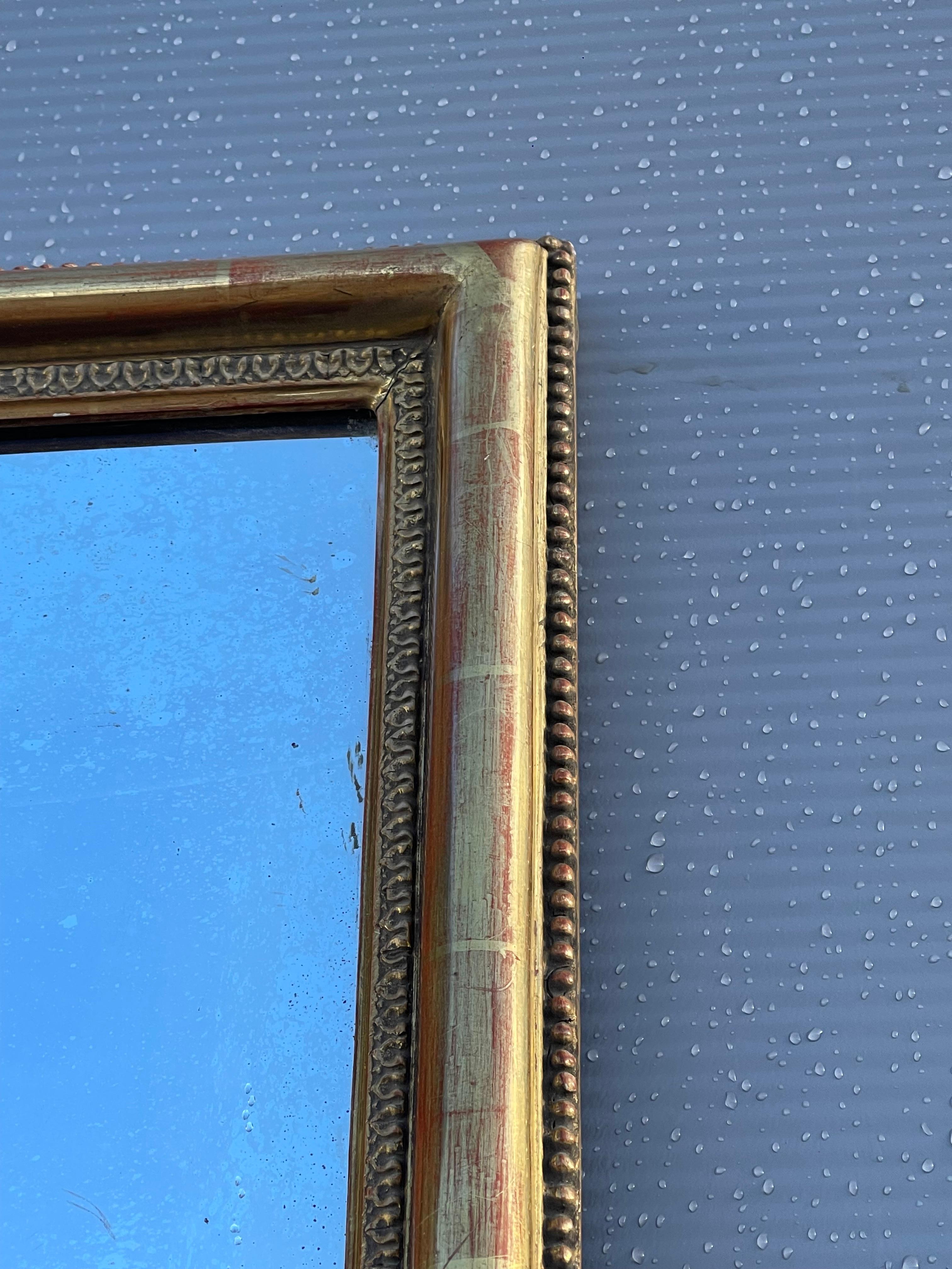 Bois doré Paire de miroirs longs dorés d'origine du 19ème siècle en vente
