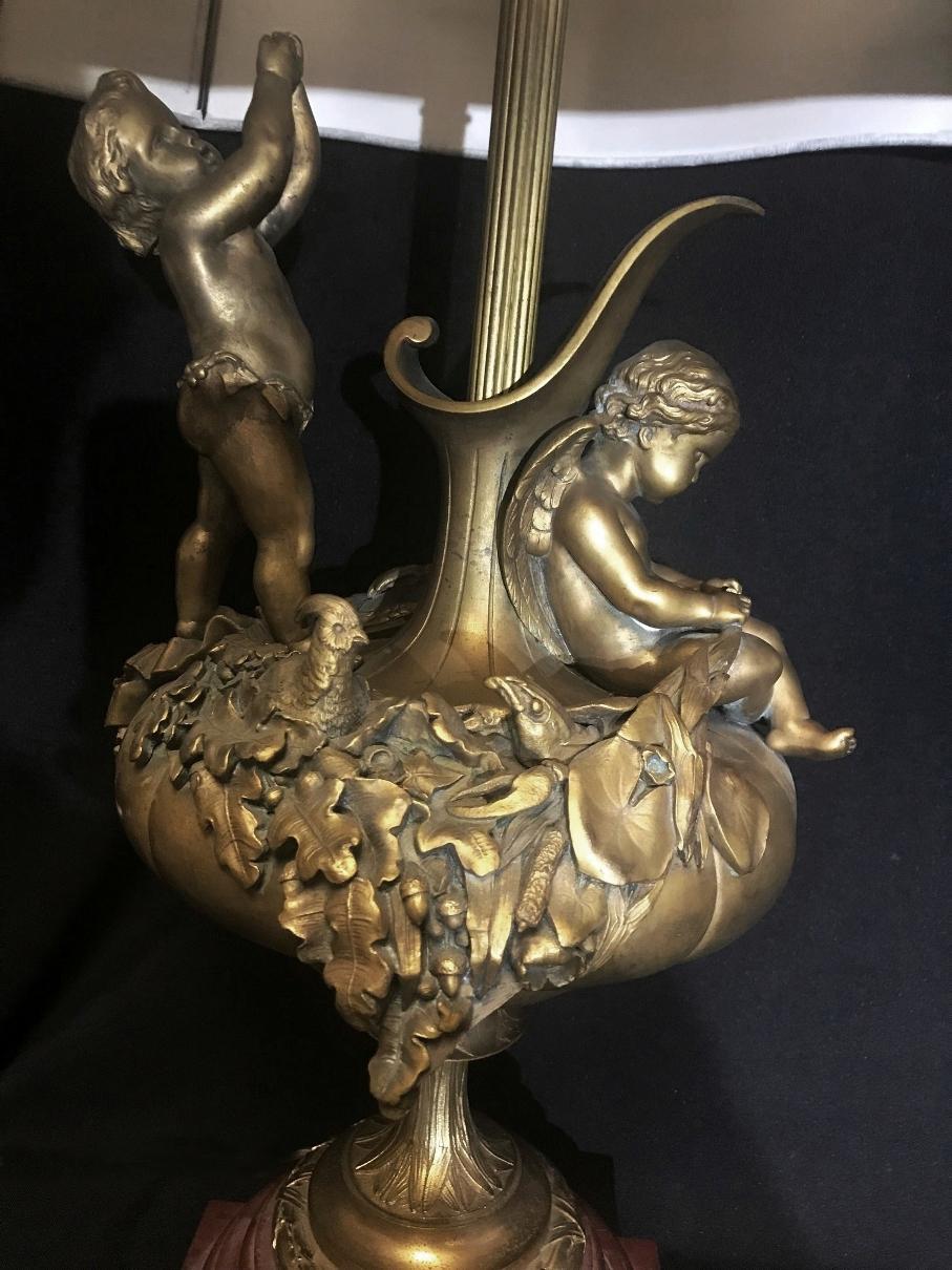 Paar französische figurale Goldbronze-Lampen, 19. Jahrhundert im Angebot 1