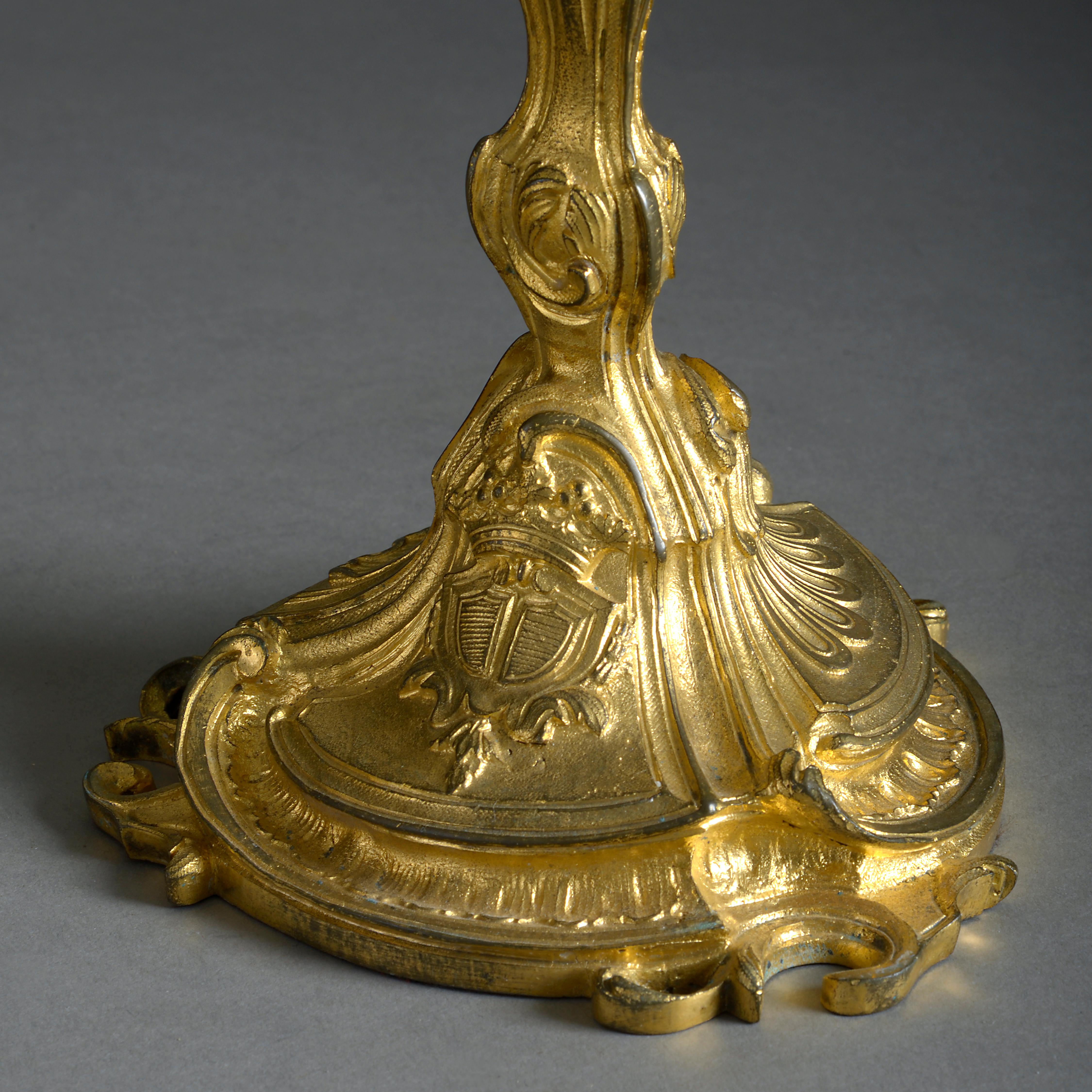 Ein Paar fein gegossene und ziselierte Ormolu-Kerzenhalter im Louis-XV-Rokokogeschmack, jetzt als Tischlampen für elektrische Beleuchtung montiert.

Das Höhenmaß bezieht sich nur auf antike Teile (ohne elektrische Komponenten).

Alle