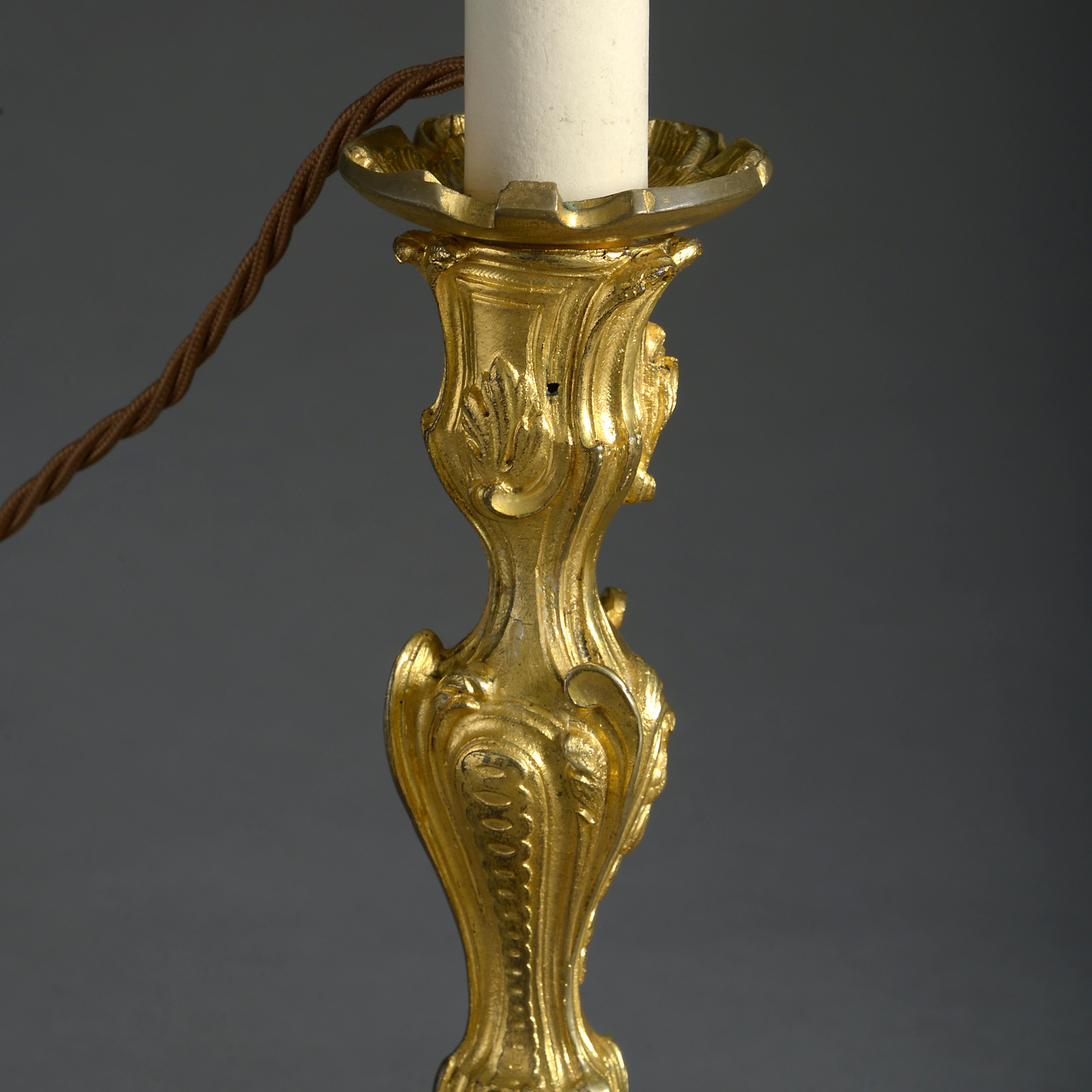 Paar Ormolu-Kerzenleuchter im Louis-XV-Stil des 19. Jahrhunderts aus dem Rokoko (Neurokoko)