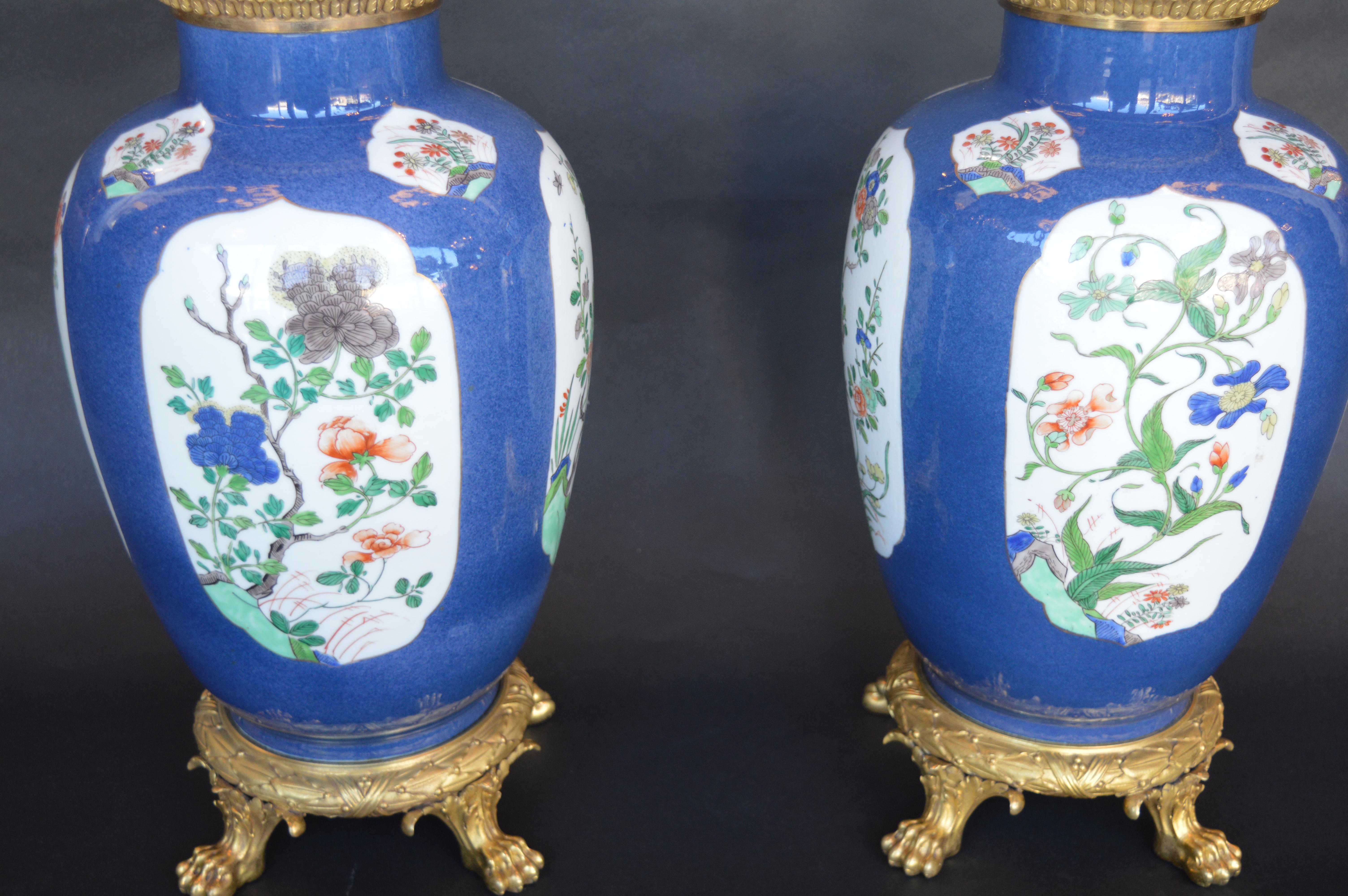 Paire de vases en porcelaine de Chine du 19ème siècle montés en ormolu en vente 3