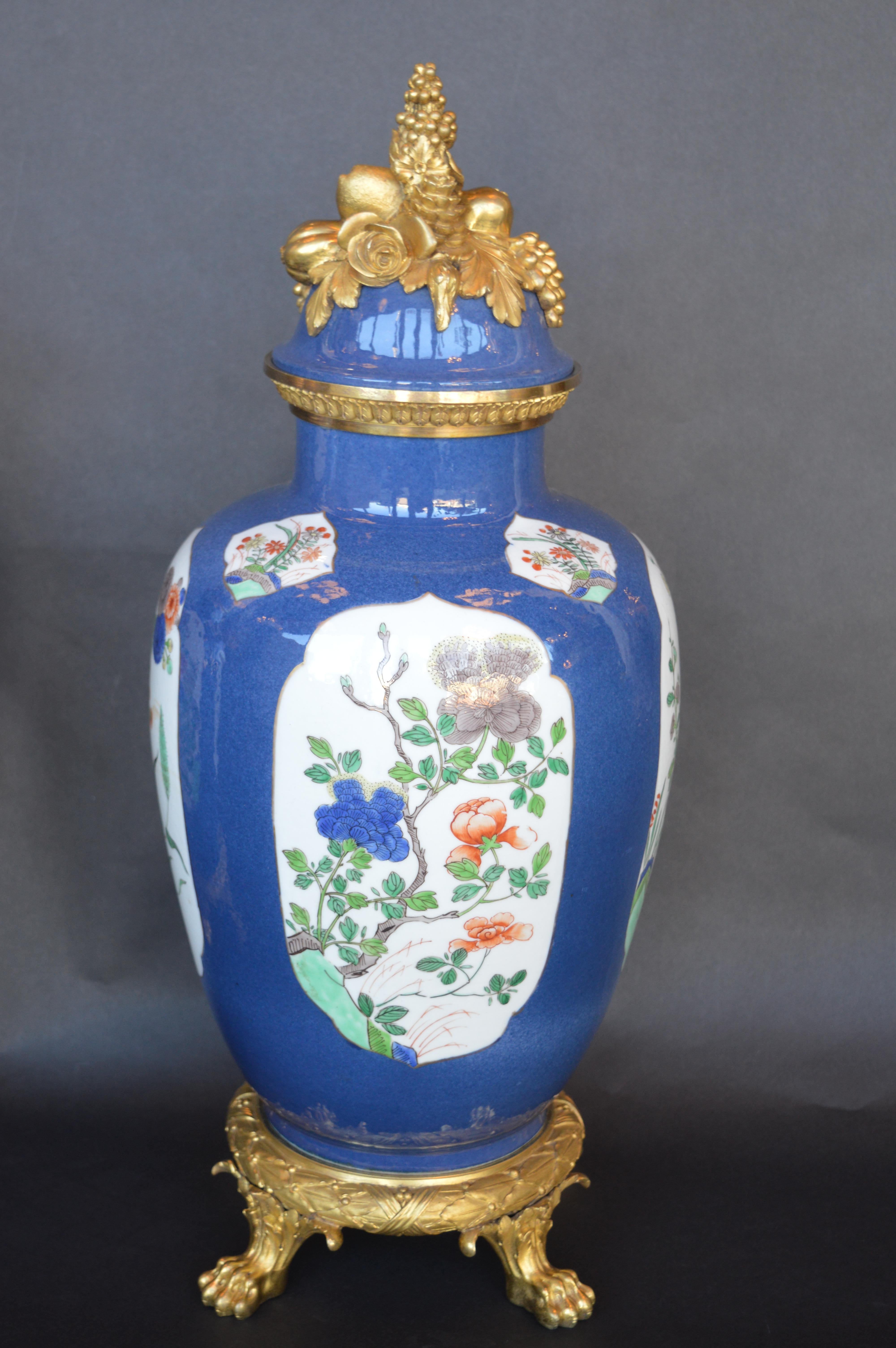 Paire de vases en porcelaine de Chine du XIXe siècle montés en bronze doré.