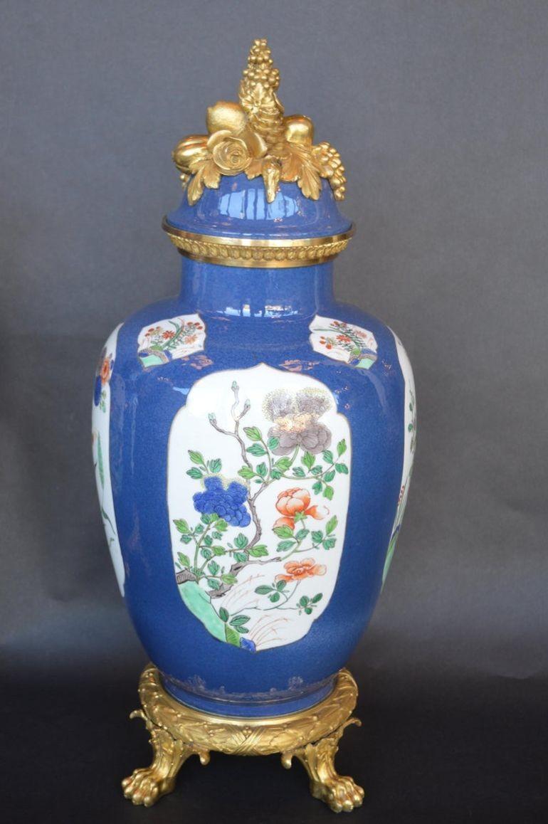 Coppia di vasi in porcellana cinese del XIX secolo con montatura in ormolu.