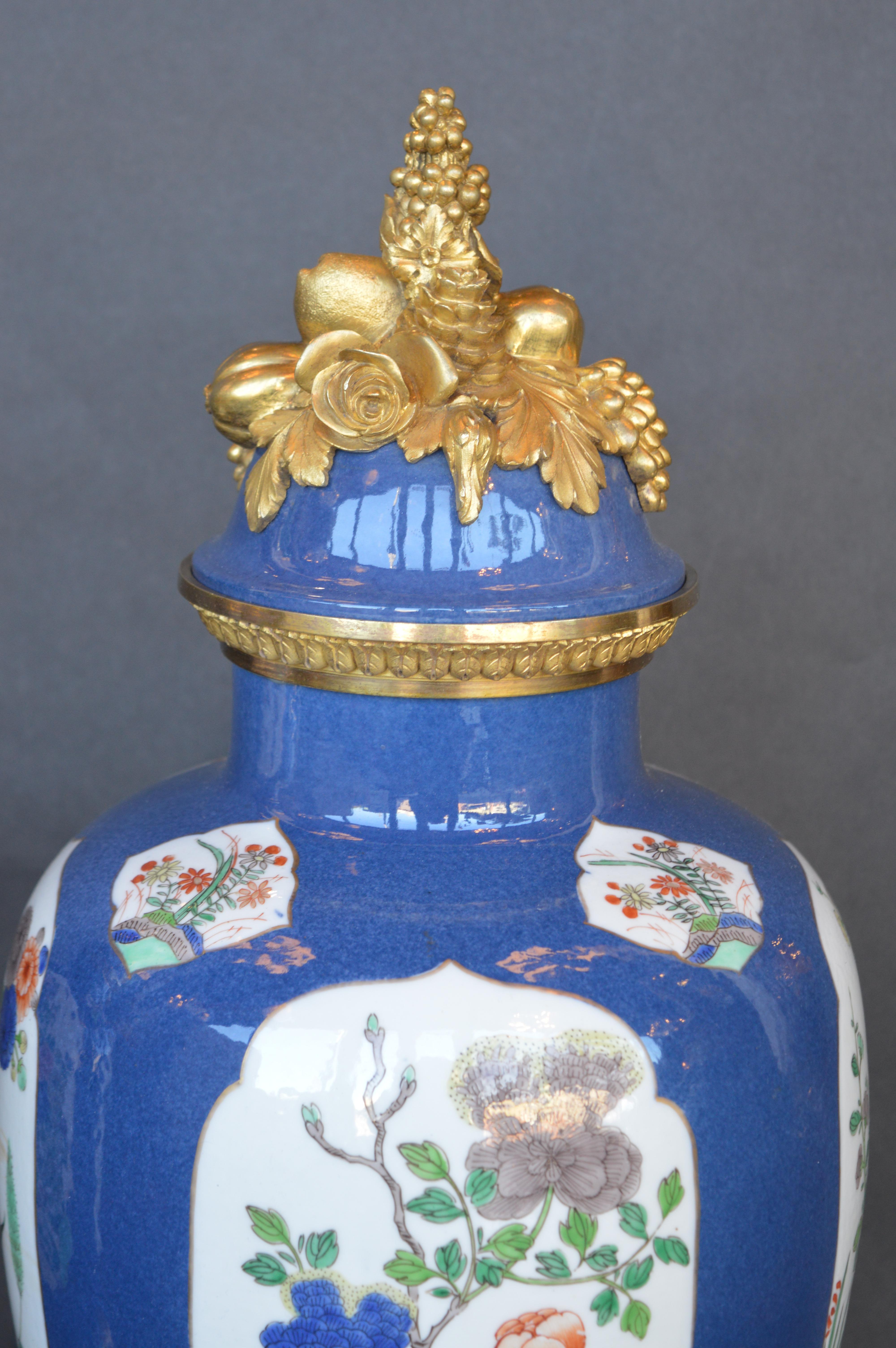 Exportation chinoise Paire de vases en porcelaine de Chine du 19ème siècle montés en ormolu en vente