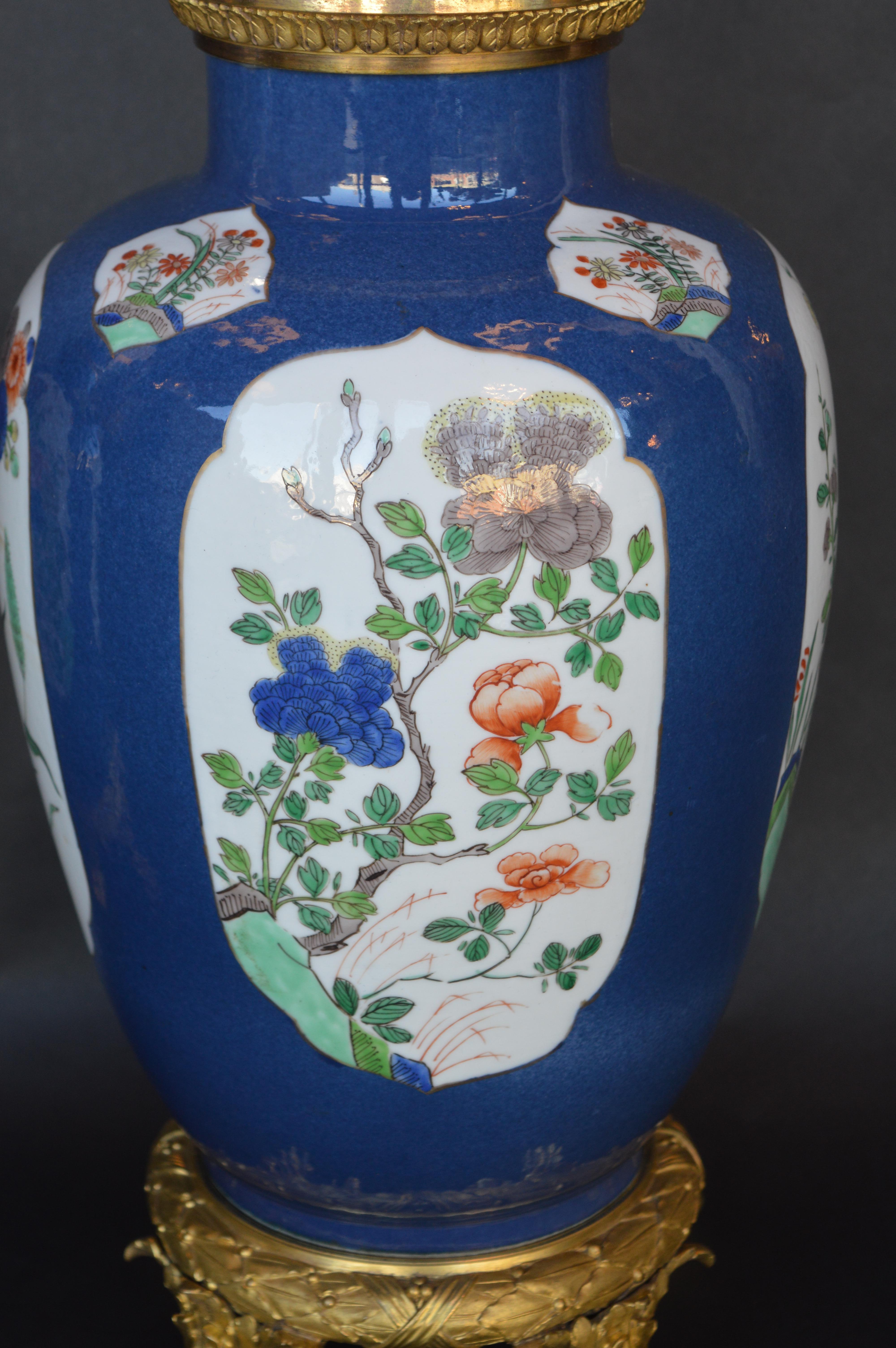 Chinois Paire de vases en porcelaine de Chine du 19ème siècle montés en ormolu en vente