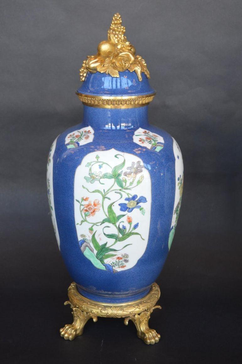Coppia di vasi in porcellana cinese del XIX secolo con montatura ad ormolu In condizioni buone in vendita a Los Angeles, CA