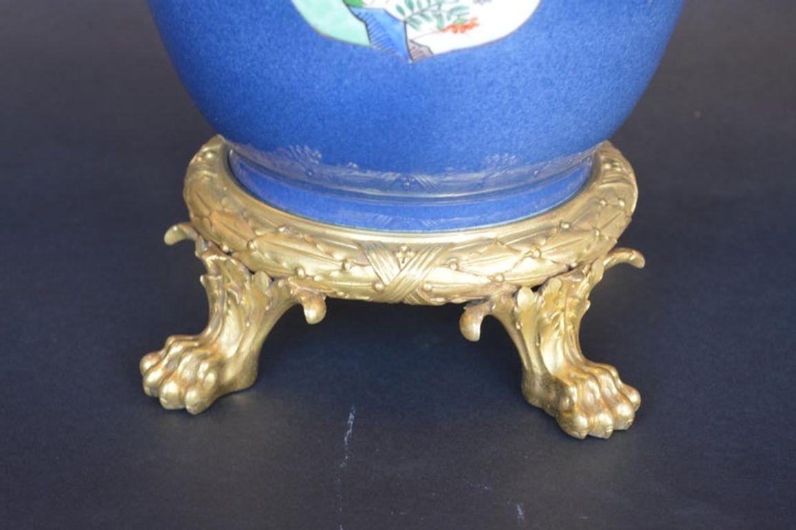 Porcellana Coppia di vasi in porcellana cinese del XIX secolo con montatura ad ormolu in vendita
