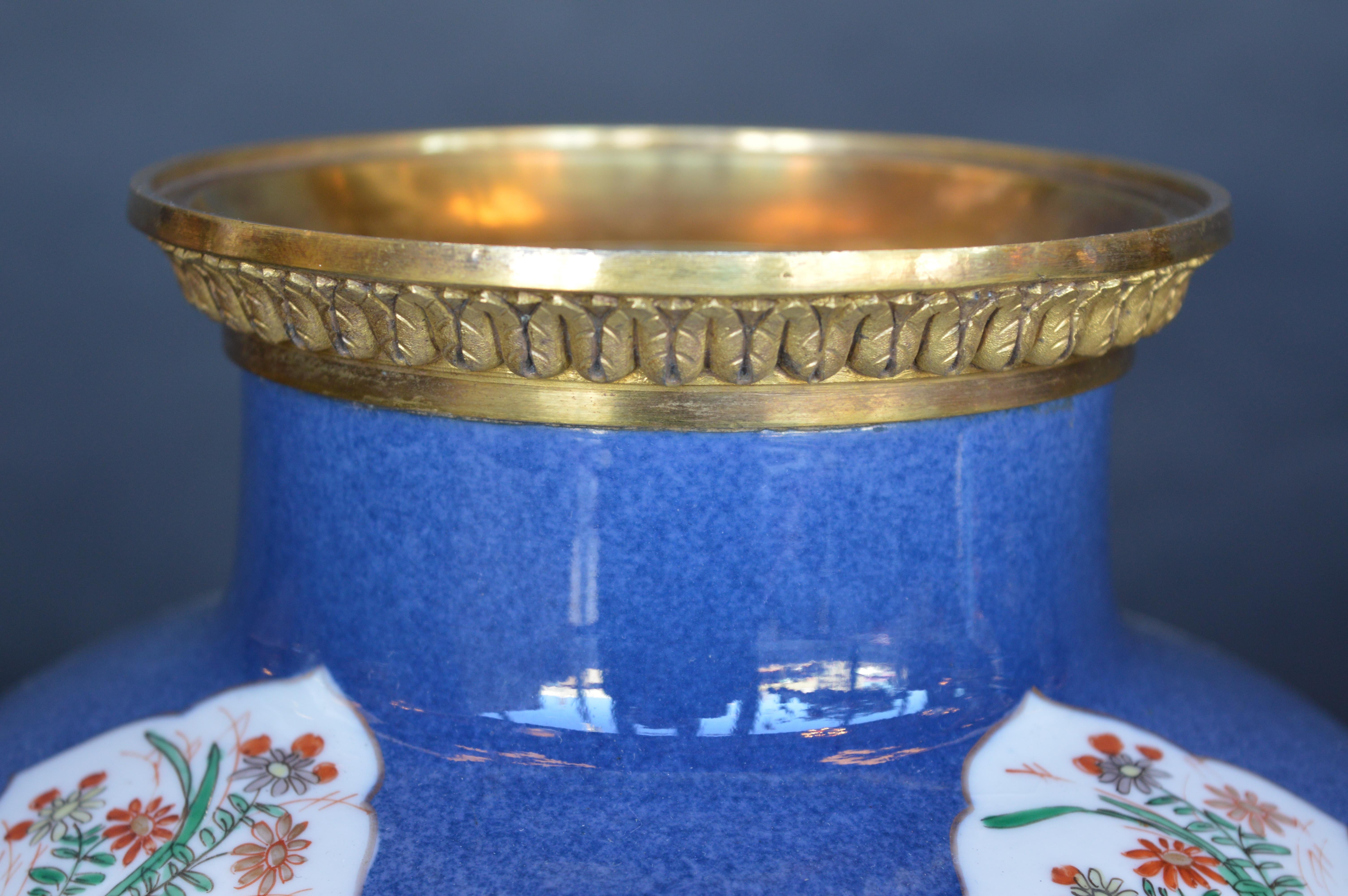 Porcelaine Paire de vases en porcelaine de Chine du 19ème siècle montés en ormolu en vente
