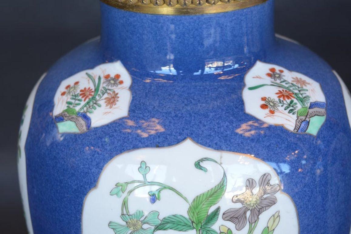 Coppia di vasi in porcellana cinese del XIX secolo con montatura ad ormolu in vendita 2